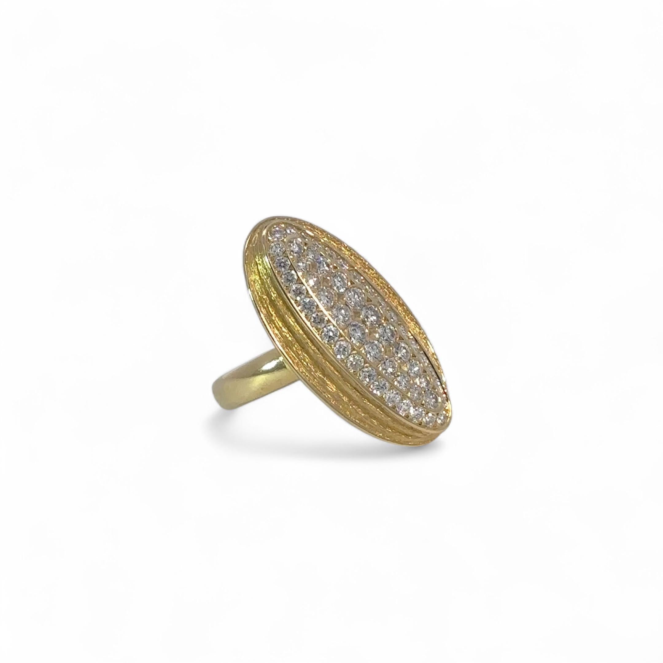 Este fino anillo de cóctel está elaborado con 9,47 gramos de oro amarillo de 18 quilates, lo que le confiere un tacto sustancial y lujoso. Adornado con 1,45 quilates de diamantes meticulosamente engastados, capta la luz maravillosamente desde todos
