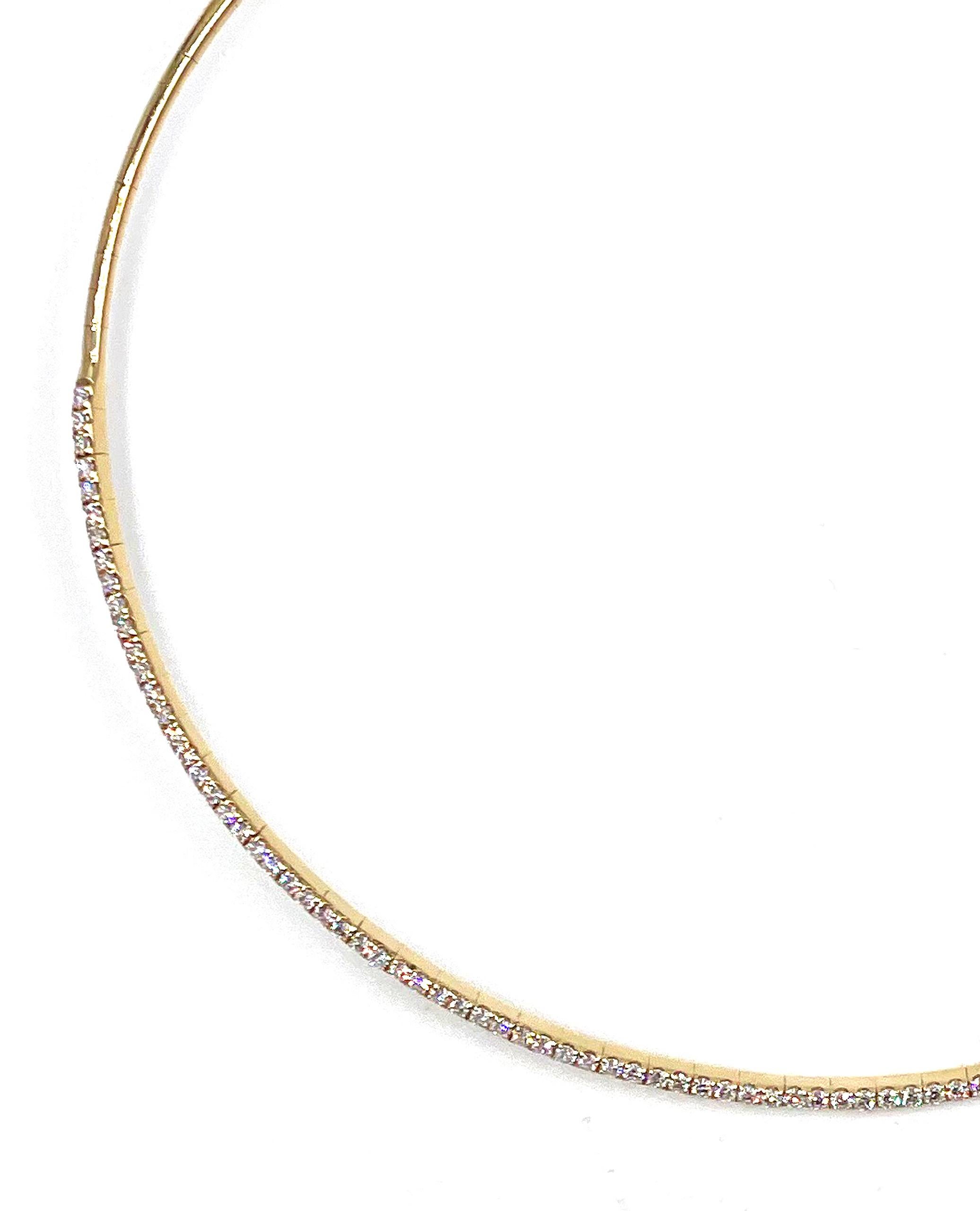 Simple, propre et intemporel. Ce collier en or jaune 18 carats est serti de diamants ronds de taille brillant pesant au total 2,36 carats.  Peut être porté seul ou superposé à une autre pièce.

* Les diamants sont de couleur G et de pureté VS.
*