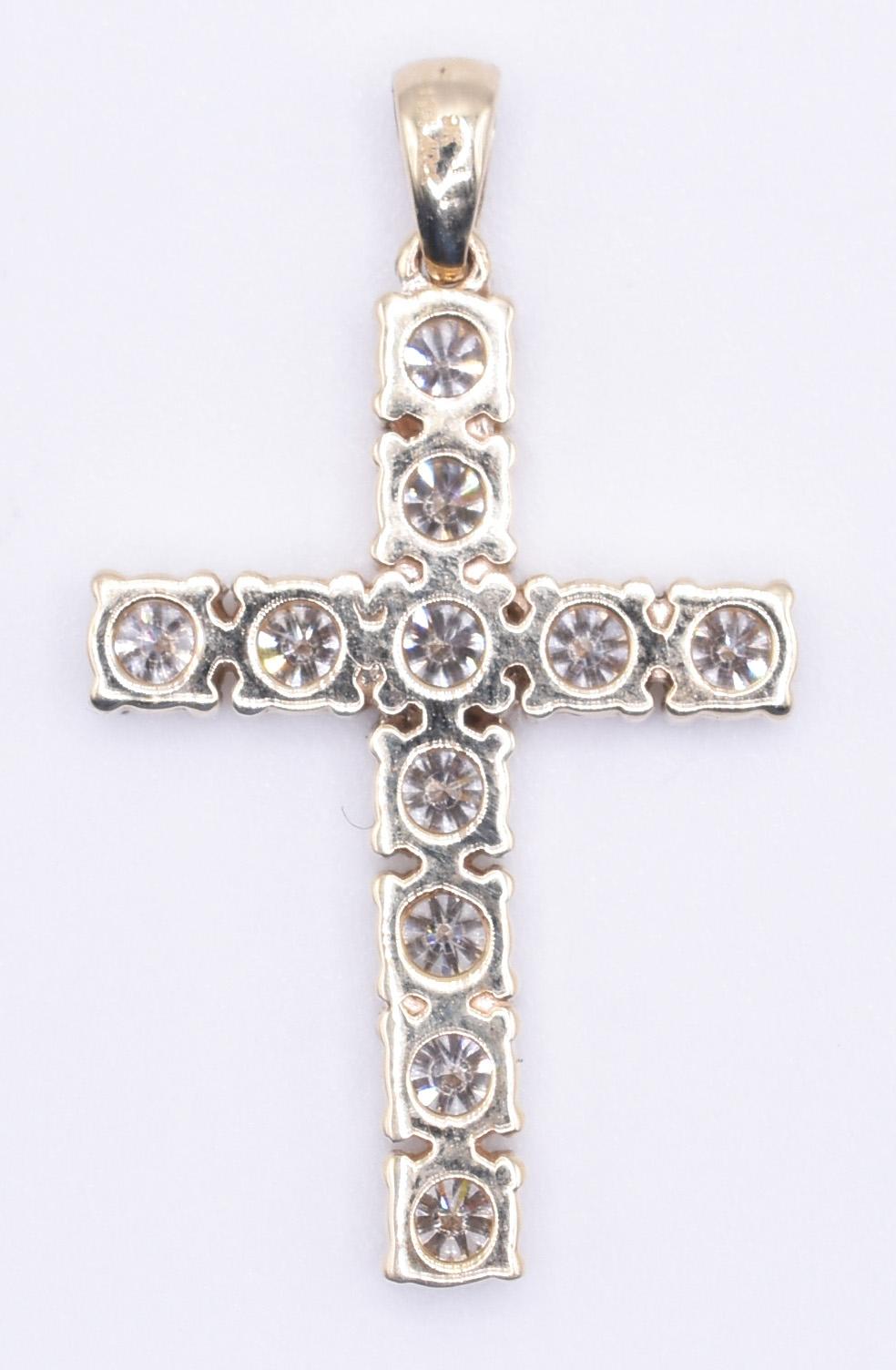 For sale is a lovely 18k yellow gold and diamond cross pendant, featuring 11 round cut natural diamonds, totaling 1.40ct, ranging from H-I in colour, of SI clarity.

Metal: 18k Yellow Gold
Total Carat Weight: 1.40ct 
Colour: H-I
Clarity: SI