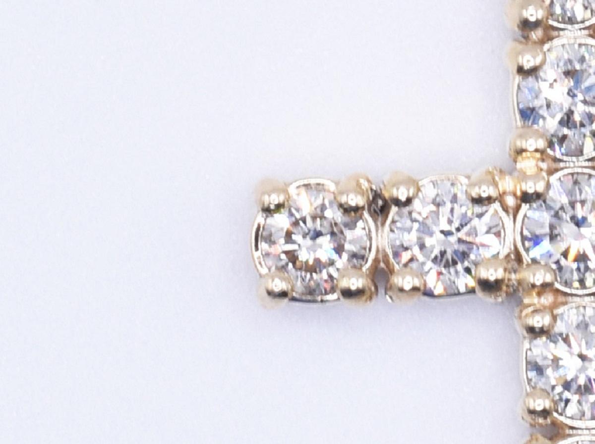 Taille ronde Pendentif croix en or jaune 18k et diamants en vente