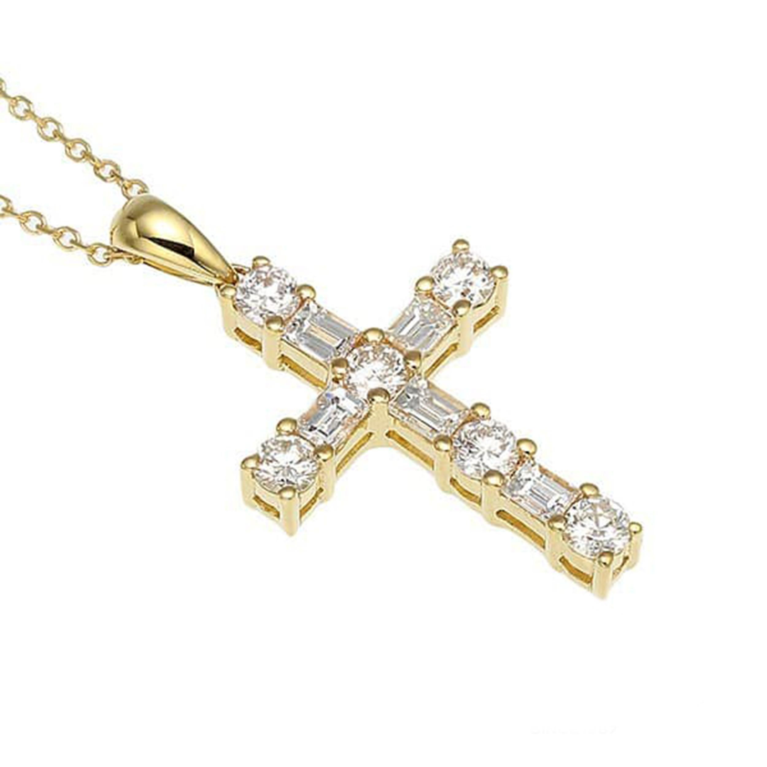 Élevez votre style avec cet élégant collier à pendentif croix en or jaune 18 carats orné de diamants. Réalisée avec des détails exquis, cette pièce intemporelle est ornée d'un diamant étincelant en son centre, pesant 0,36 carat. Le pendentif mesure