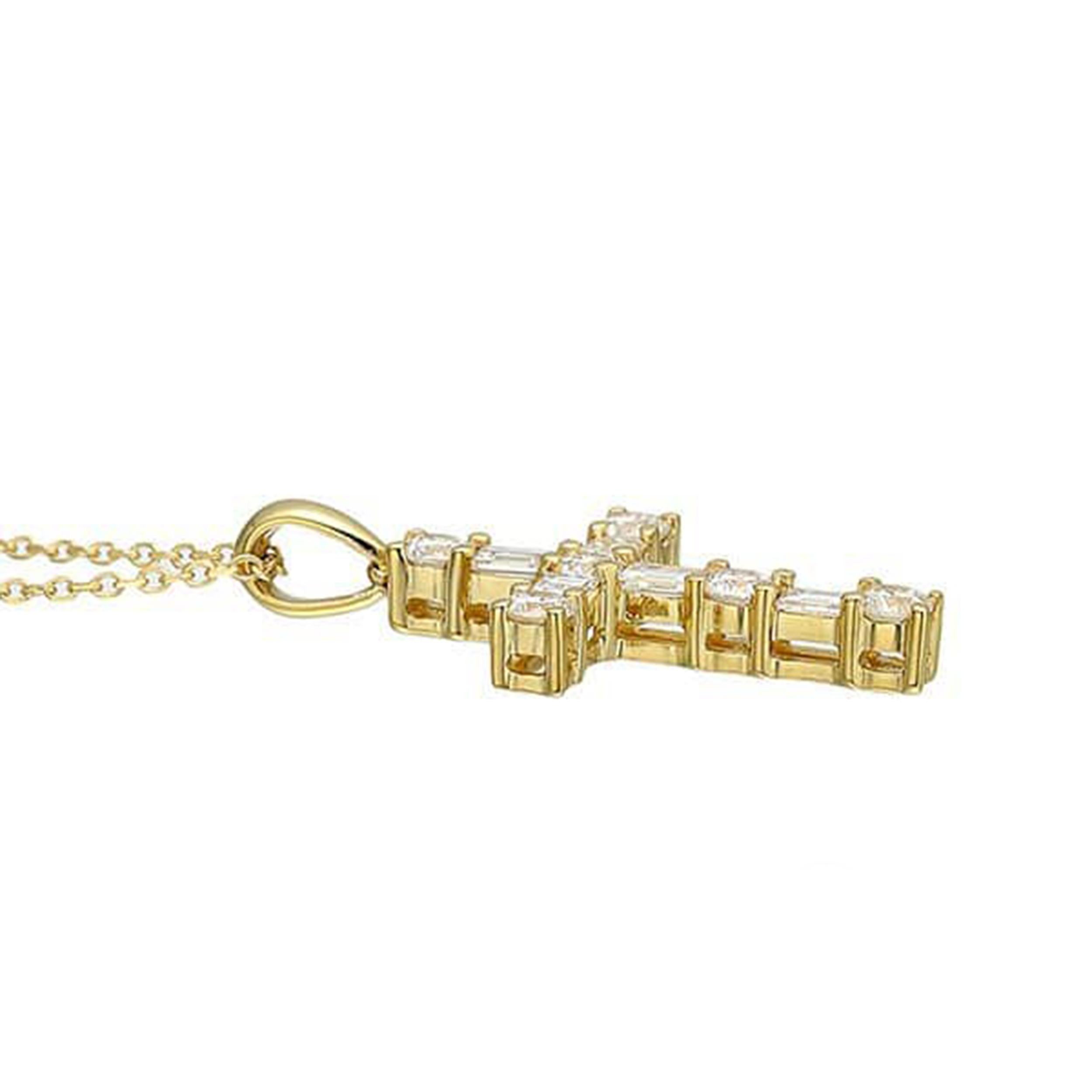 Taille ronde Collier pendentif croix en or jaune 18 carats et diamants  0.36ct  19.3mm x 10.7mm en vente