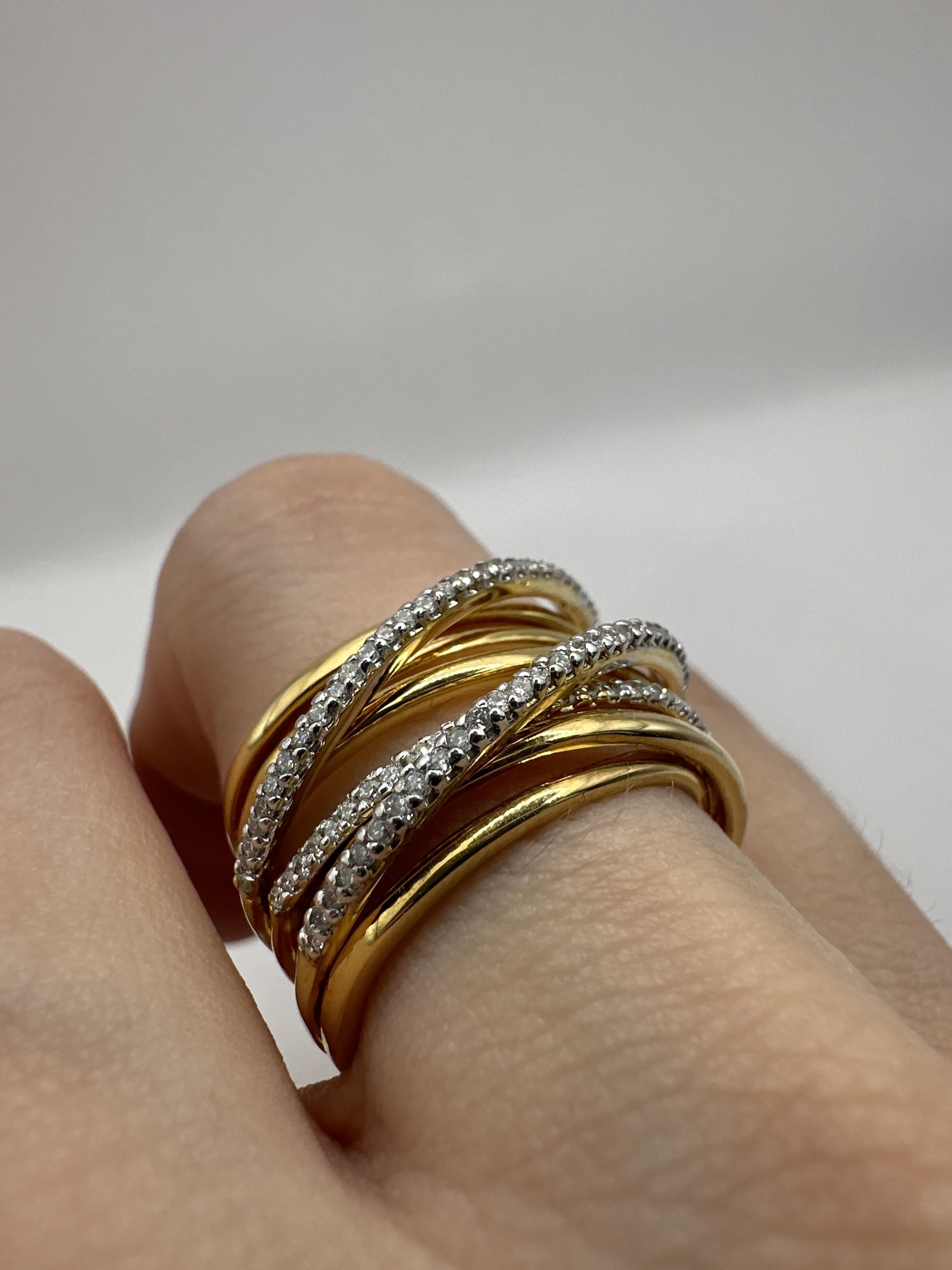 Bague à large bande en or jaune 18k avec diamants croisés en vente 5