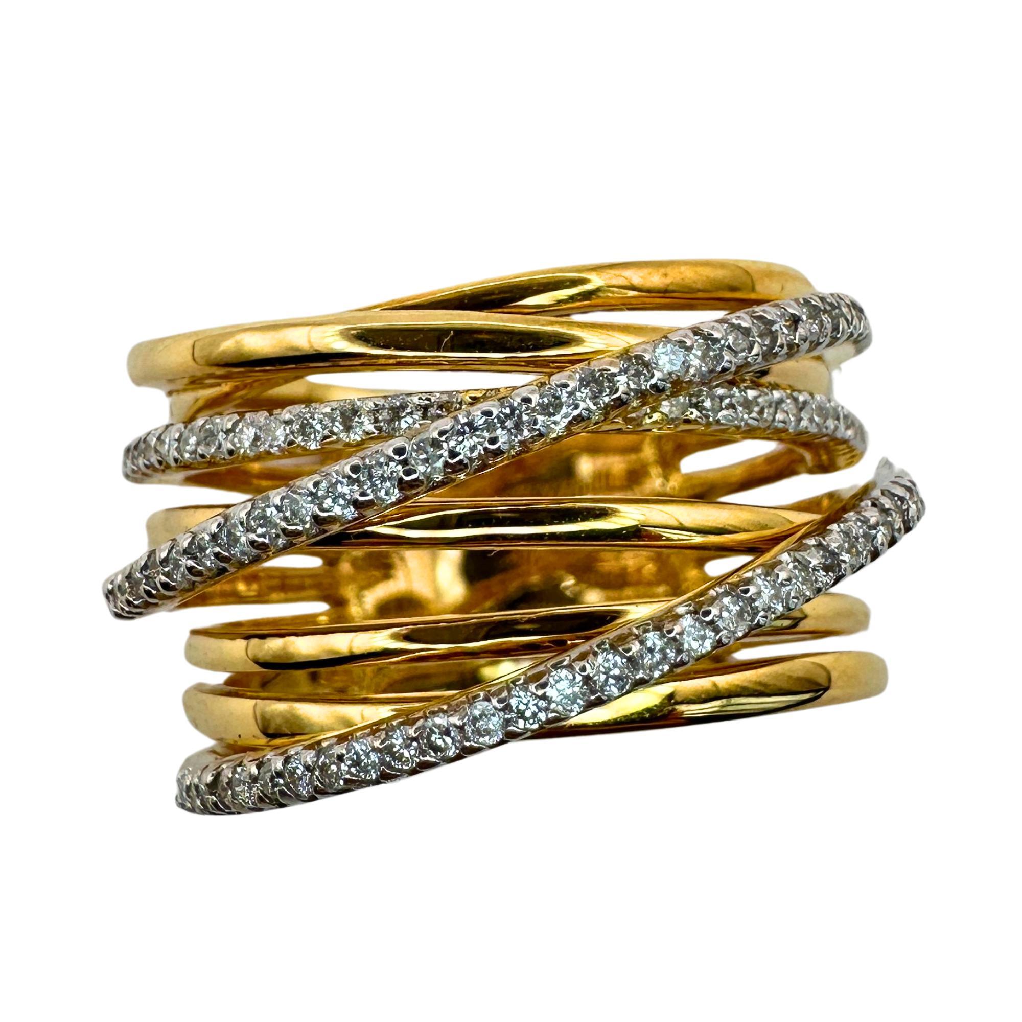 Dieser atemberaubende Ring aus 18 Karat Gelbgold zeichnet sich durch ein breites Band aus, das einen einzigartigen und auffälligen Look erzeugt. Der Crossover-Stil verleiht ihm einen Hauch von Eleganz und die 0,46 Karat Diamanten sorgen für einen