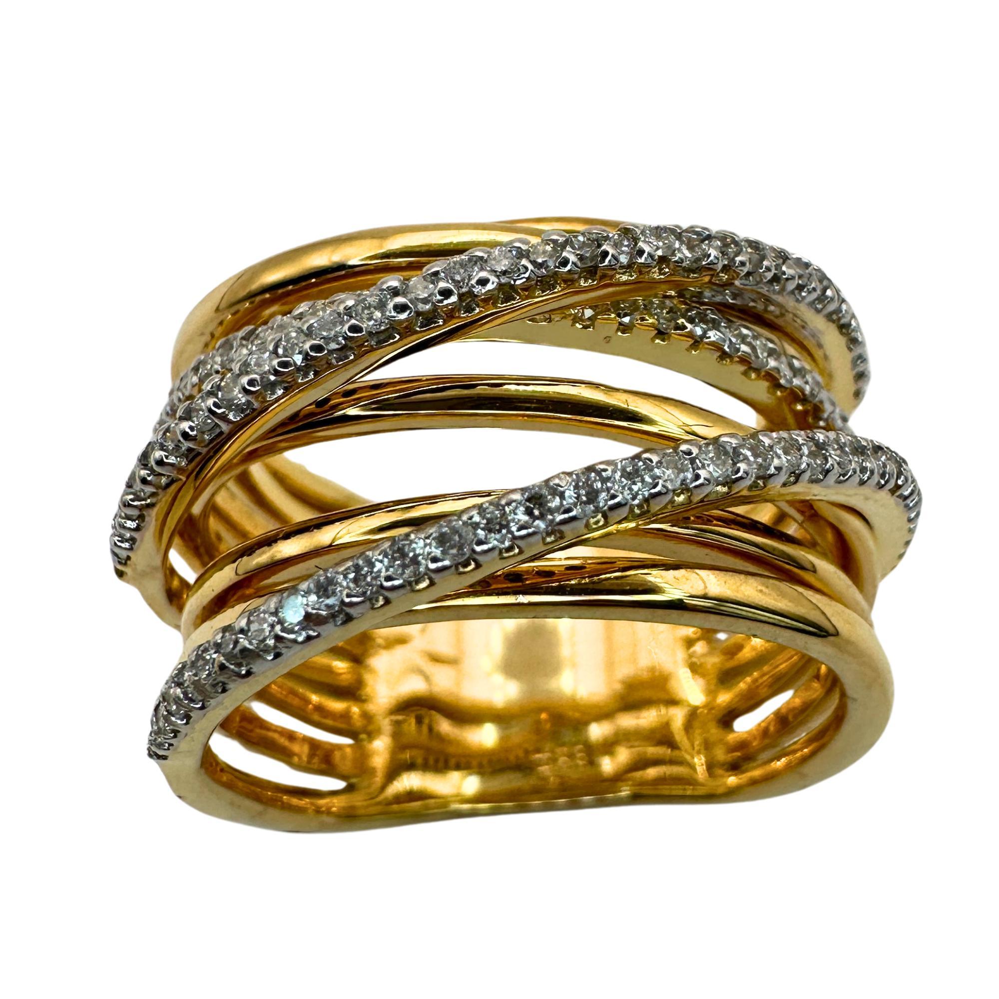 Moderne Bague à large bande en or jaune 18k avec diamants croisés en vente