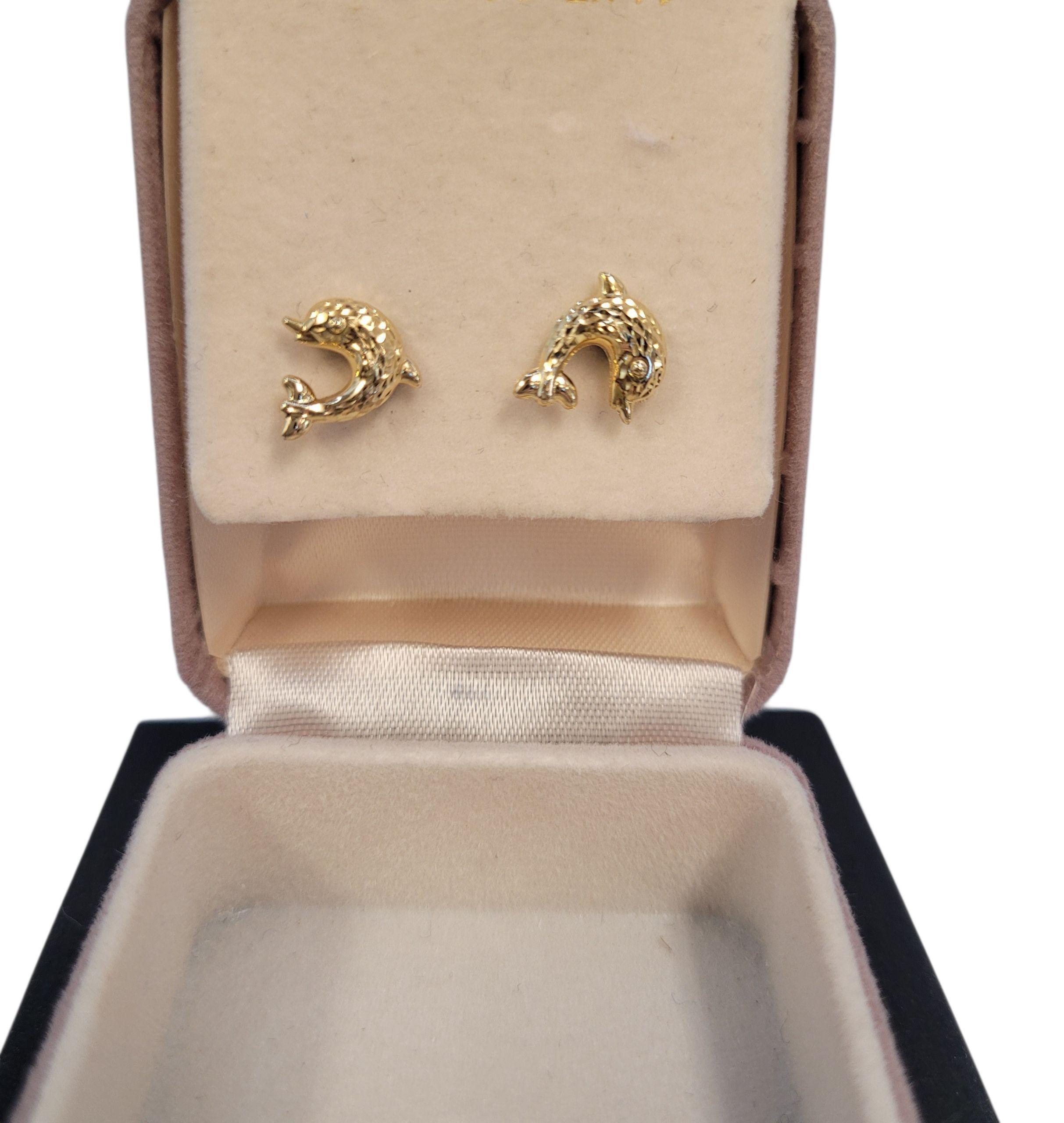 Boucles d'oreilles dauphin ludique en or jaune 18 carats, taille diamant #23214 Pour femmes en vente