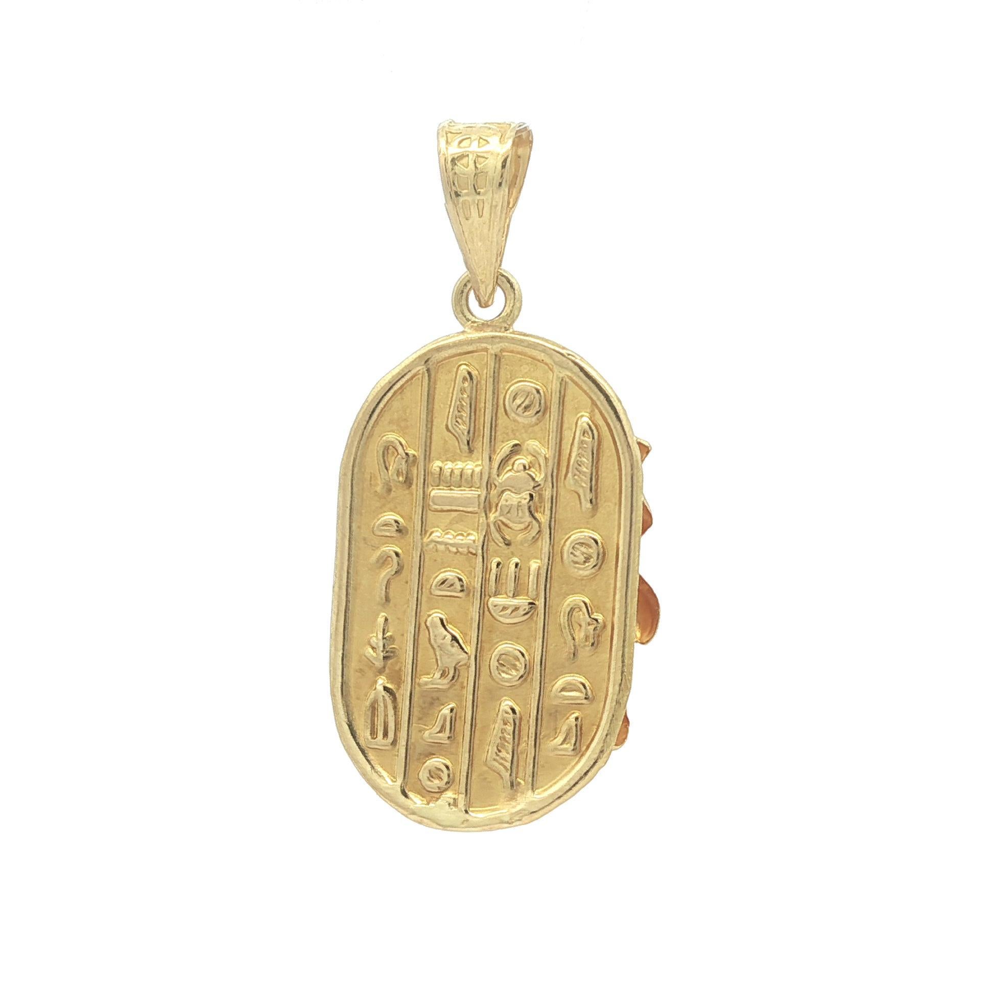Donna Ciondolo Scarabeo in oro giallo 18k con taglio a diamante e geroglifici egiziani sul retro in vendita