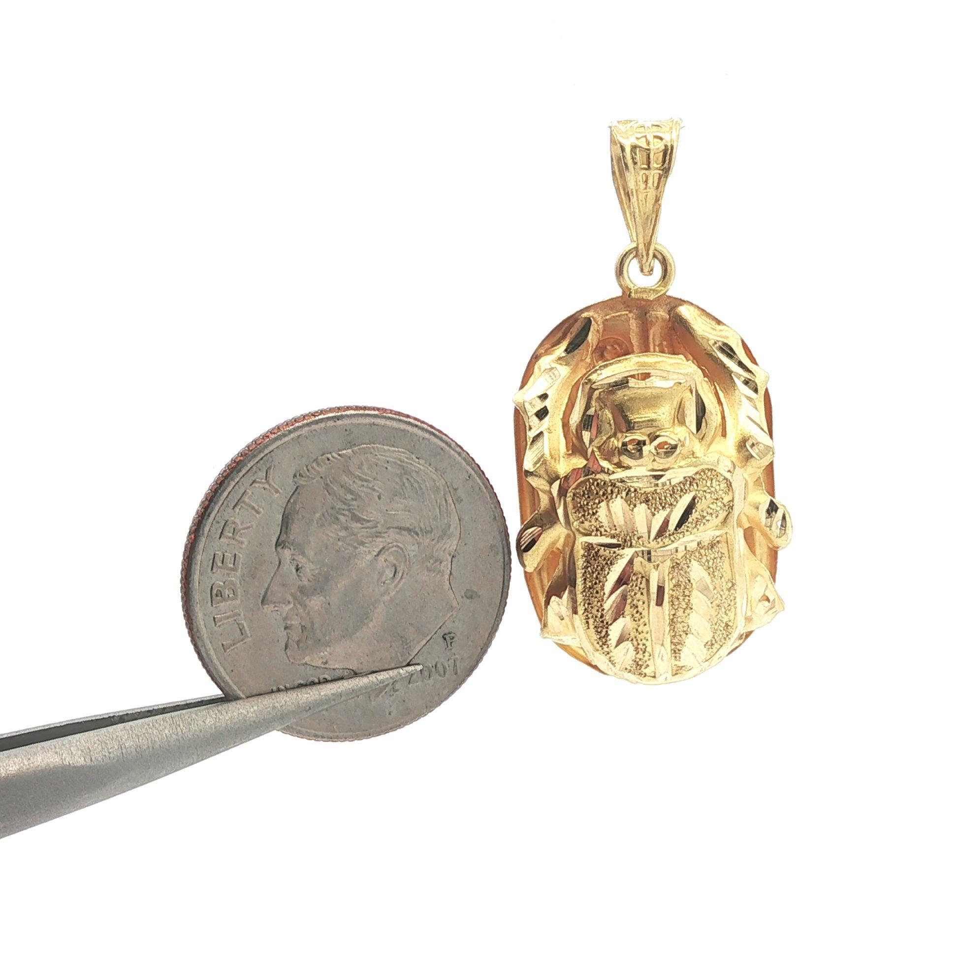 Ciondolo Scarabeo in oro giallo 18k con taglio a diamante e geroglifici egiziani sul retro in vendita 1