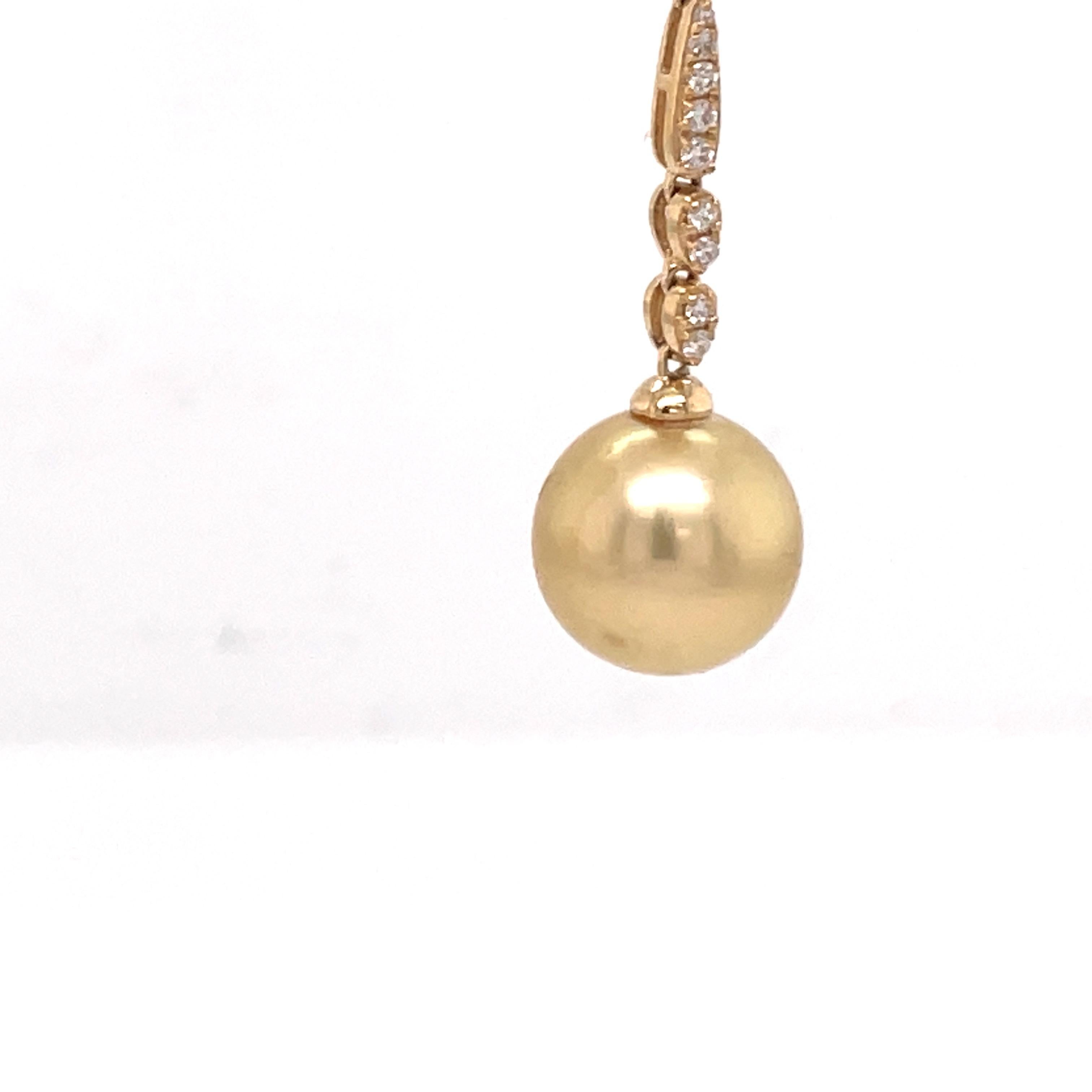18 Karat Gelbgold Diamant-Ohrringe und goldene Perlen (Rundschliff) im Angebot