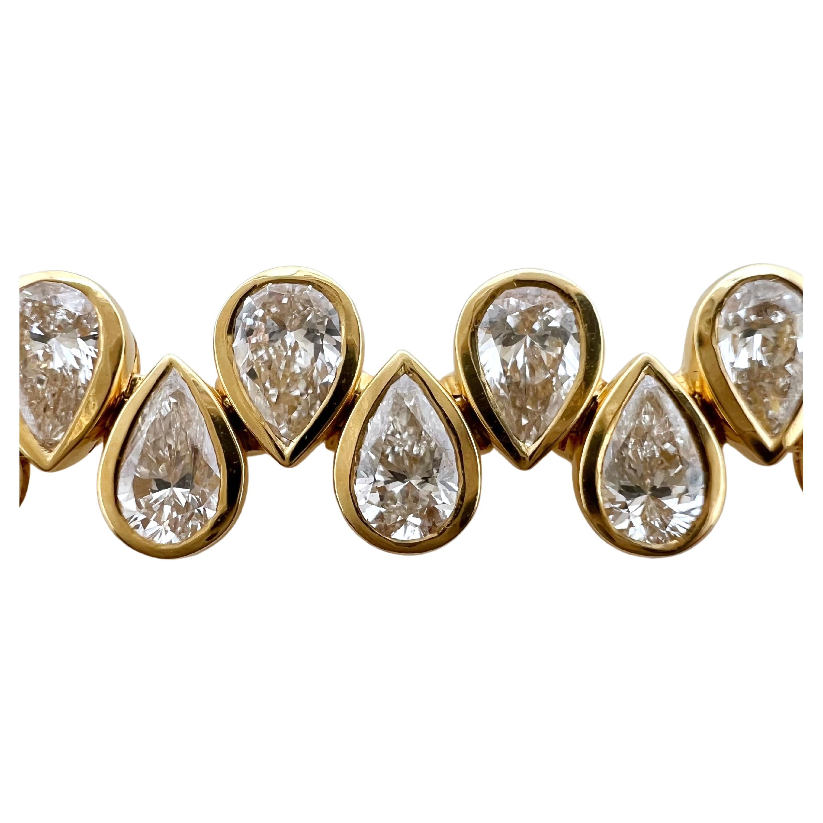 Contemporary 18k Yellow Gold Diamond Double Pear Shape Tennis Bracelet For Sale