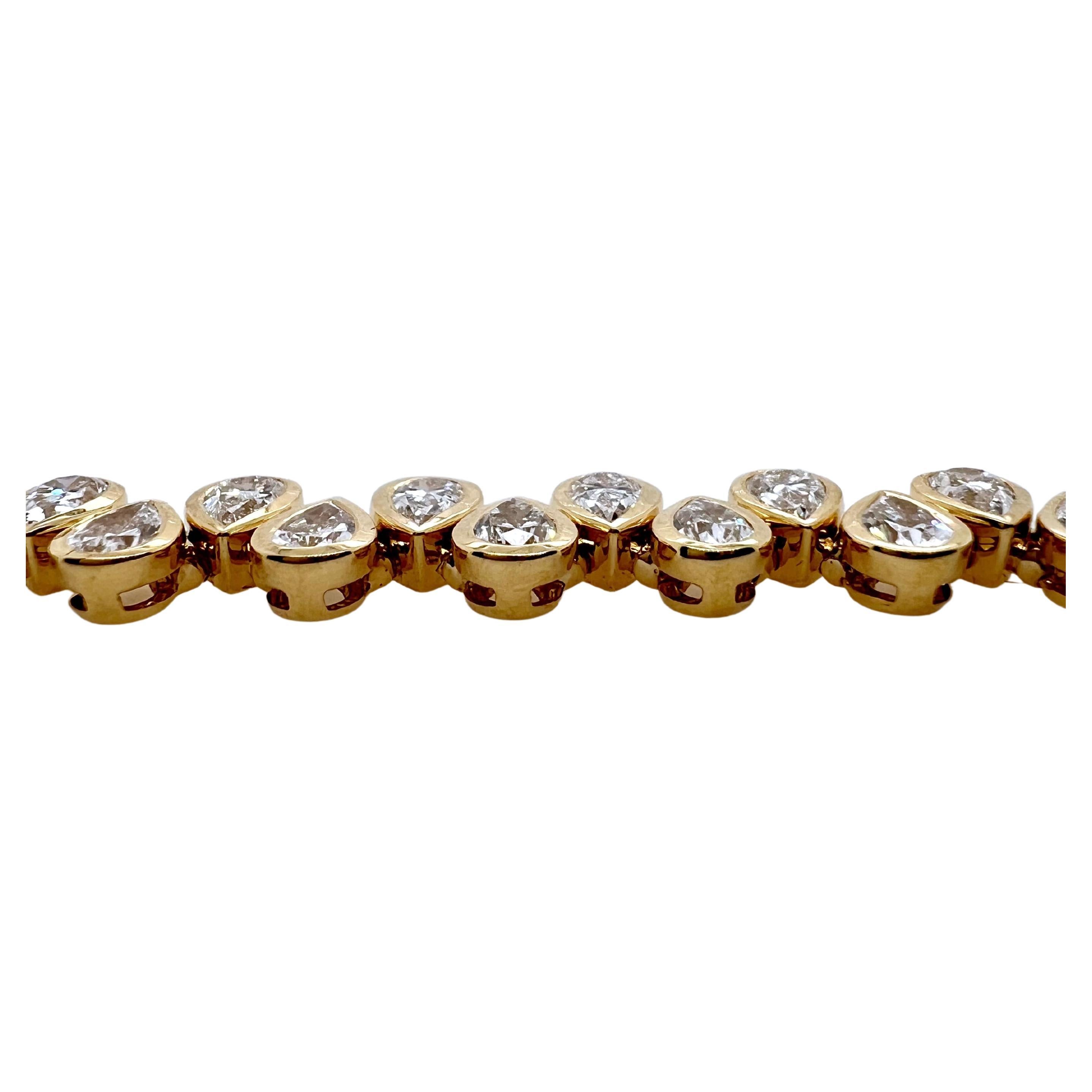 Contemporary 18k Yellow Gold Diamond Double Pear Shape Tennis Bracelet For Sale