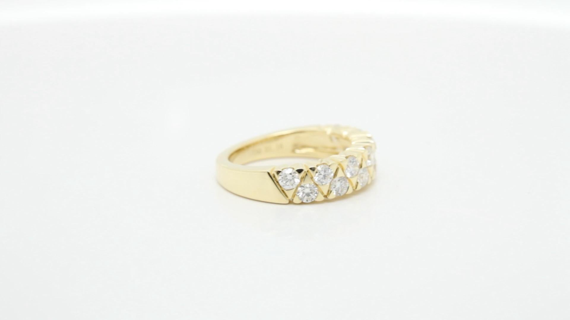 Moderno Anello con diamante in oro giallo 18 carati in vendita