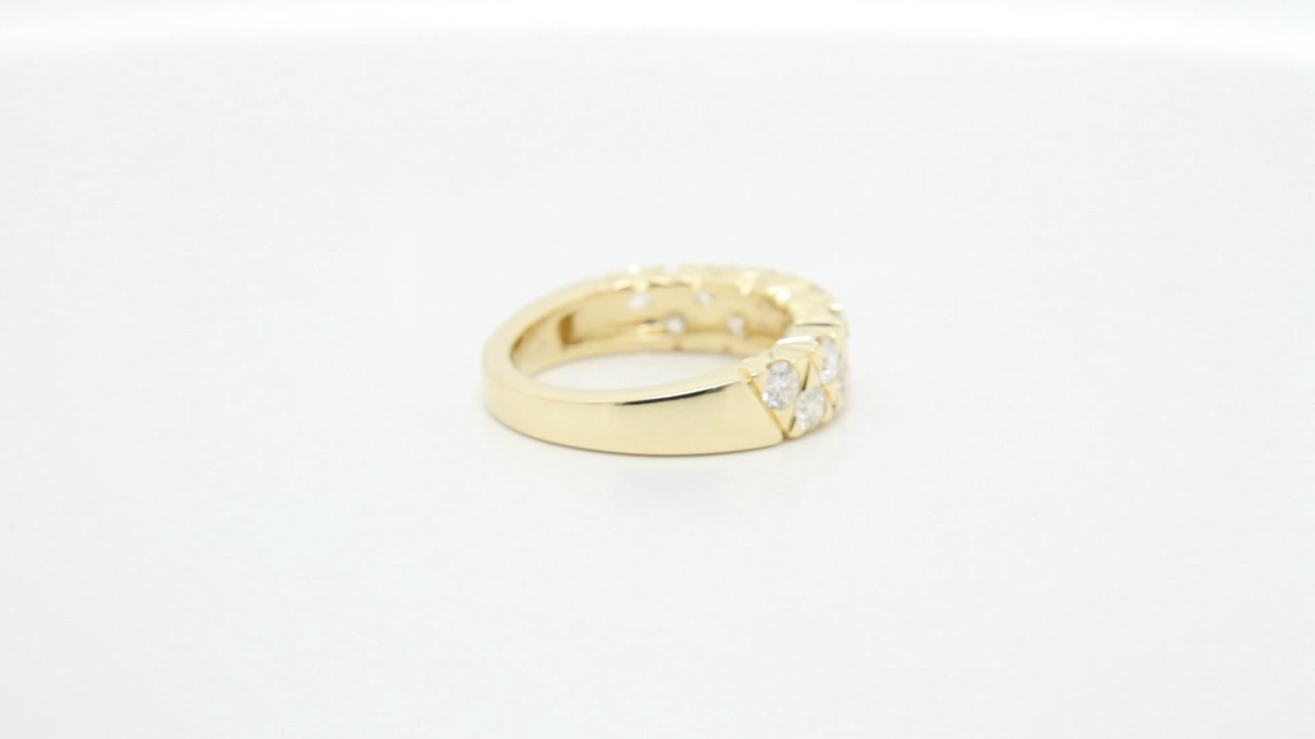 Taglio rotondo Anello con diamante in oro giallo 18 carati in vendita