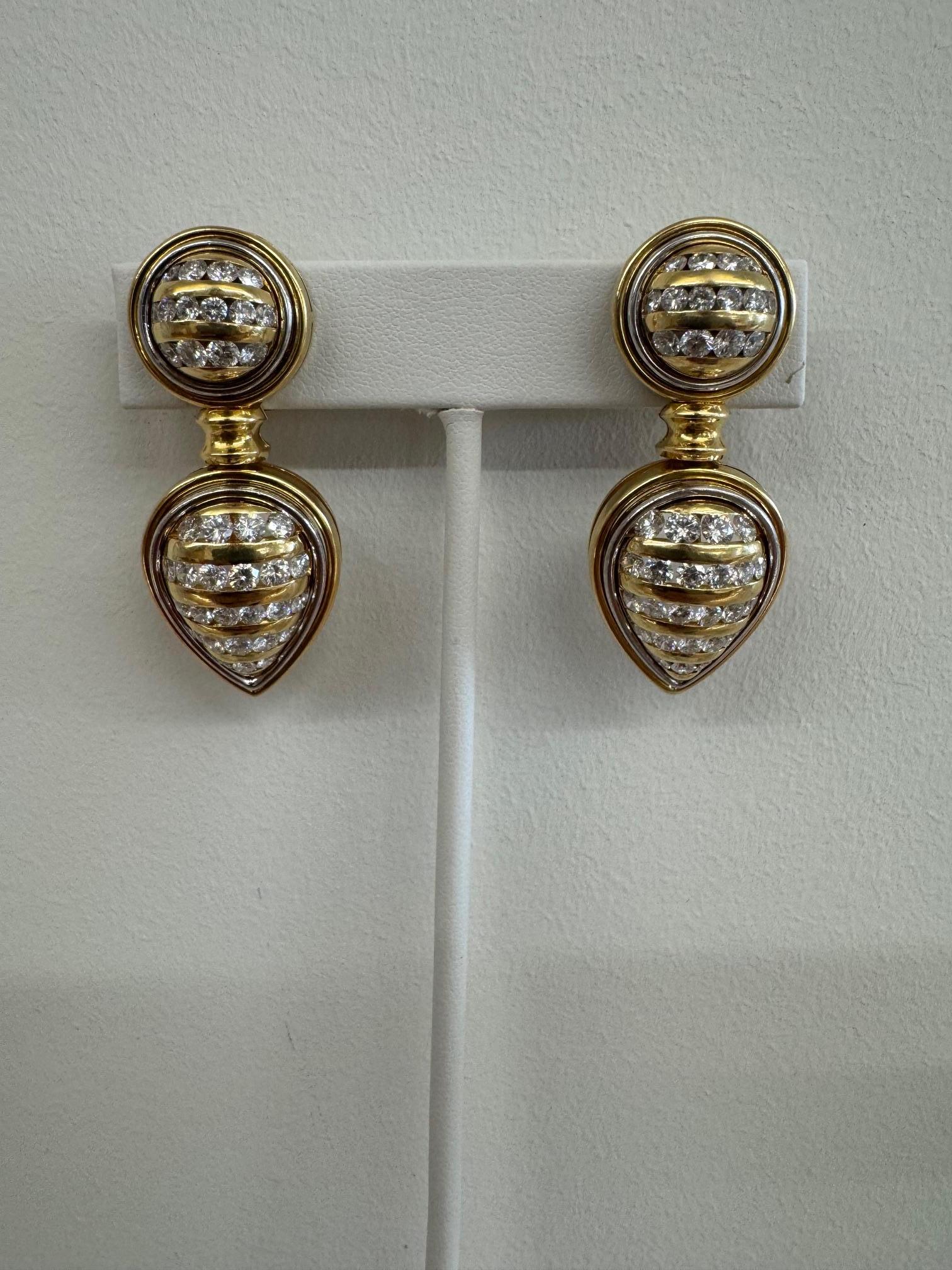 Faites une déclaration audacieuse avec ces boucles d'oreilles architecturales vintage, fabriquées en or jaune 18 carats et serties de 5,09 carats de diamants taille brillant. Ces boucles d'oreilles, dont la silhouette en forme de goutte d'eau est
