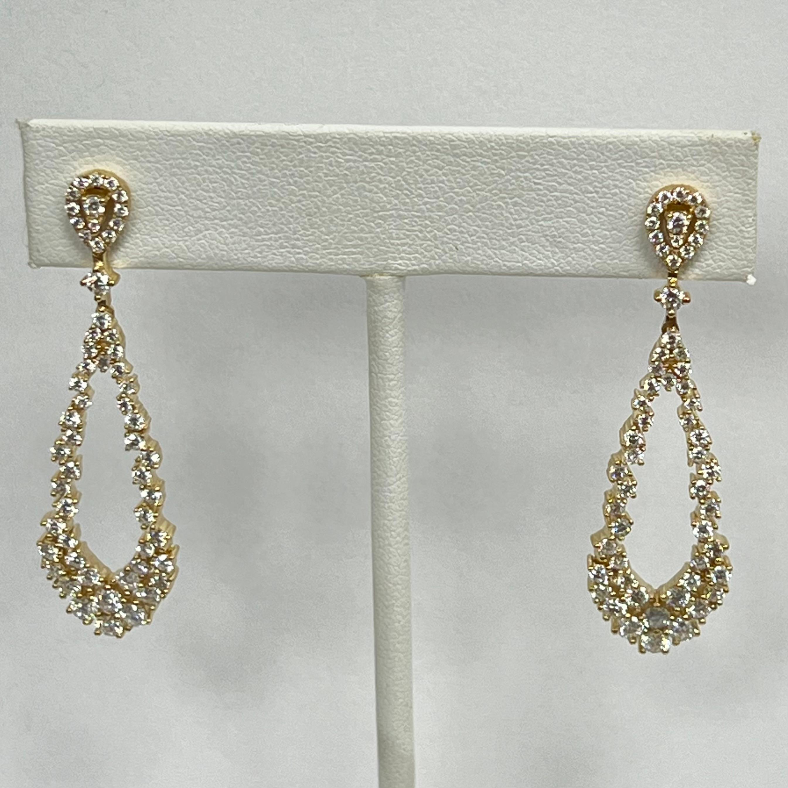 Moderno Orecchini a goccia con diamanti in oro giallo 18K in vendita