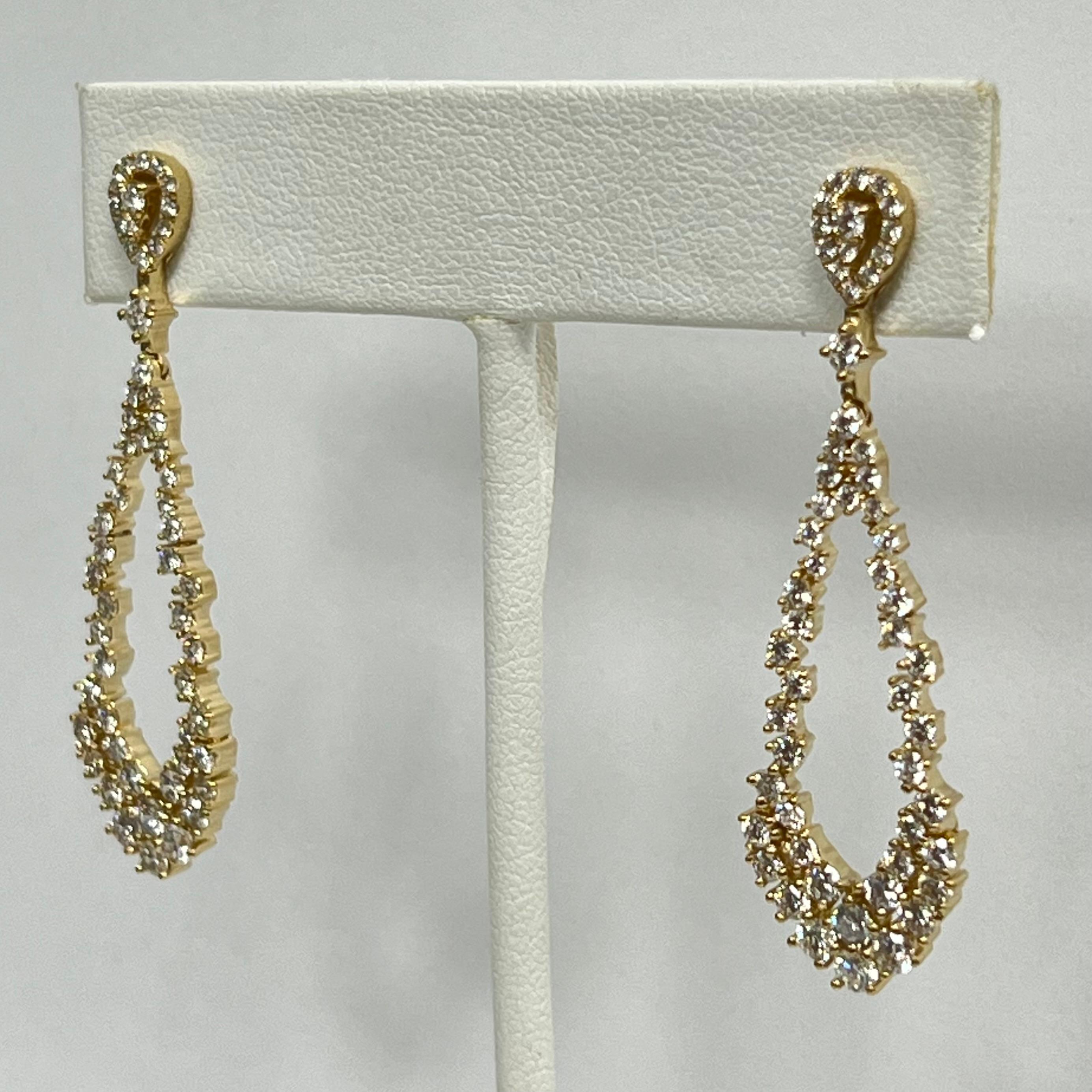 Taglio brillante Orecchini a goccia con diamanti in oro giallo 18K in vendita