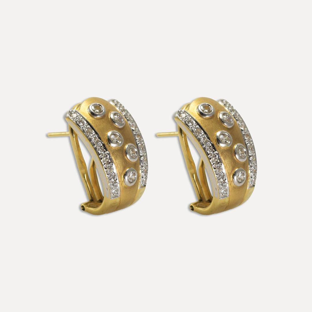 18k Yellow Gold Diamond Earrings.
There is .50tdw of Round Brilliant Cut Diamonds.
Stamped and tests 18k, weighs 11.5gr.