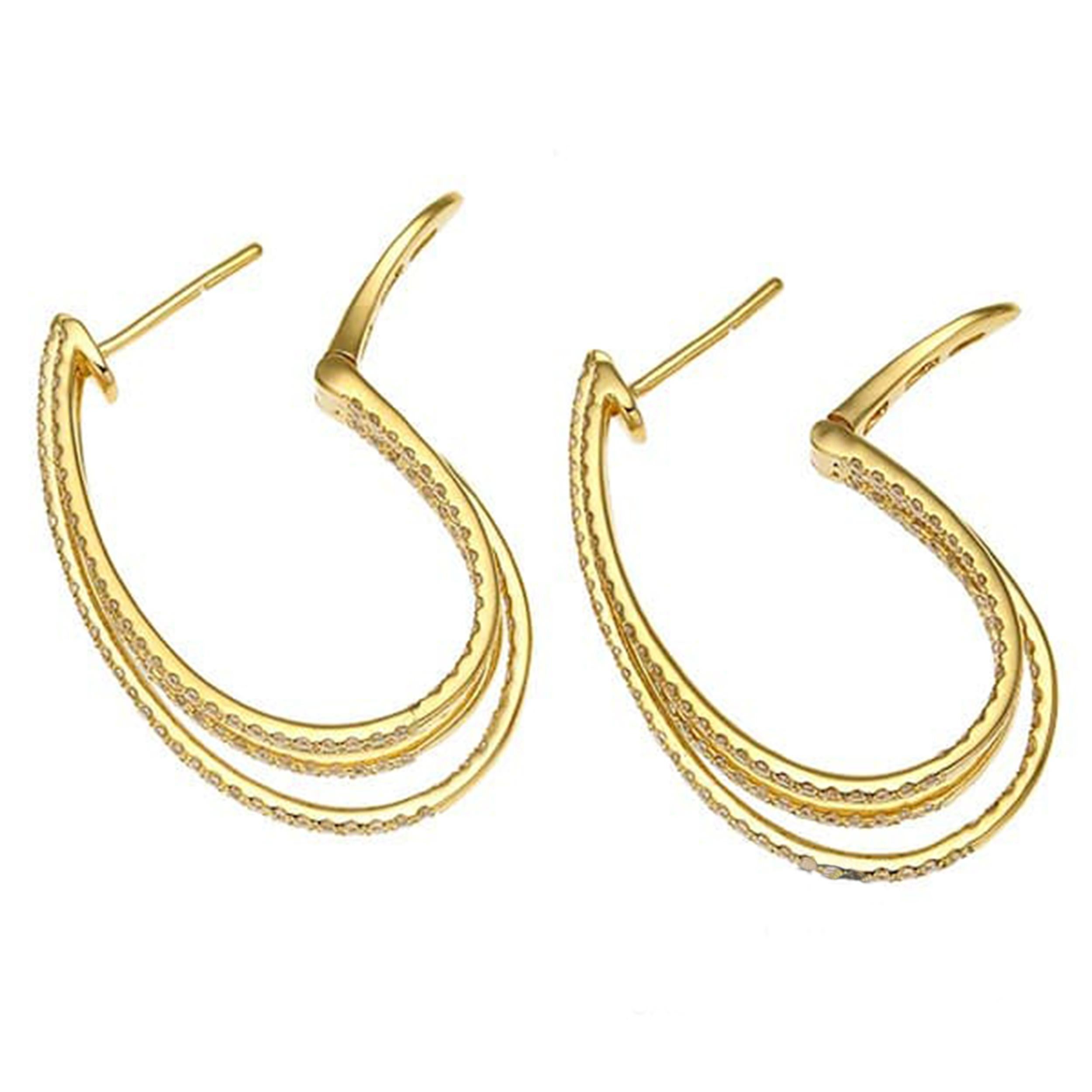 Élevez votre style avec ces boucles d'oreilles exquises en or jaune 18 carats et diamants. Chaque boucle d'oreille est ornée de deux diamants éblouissants, d'une valeur totale d'environ 0,53 carat chacun, sertis dans un design classique et élégant.