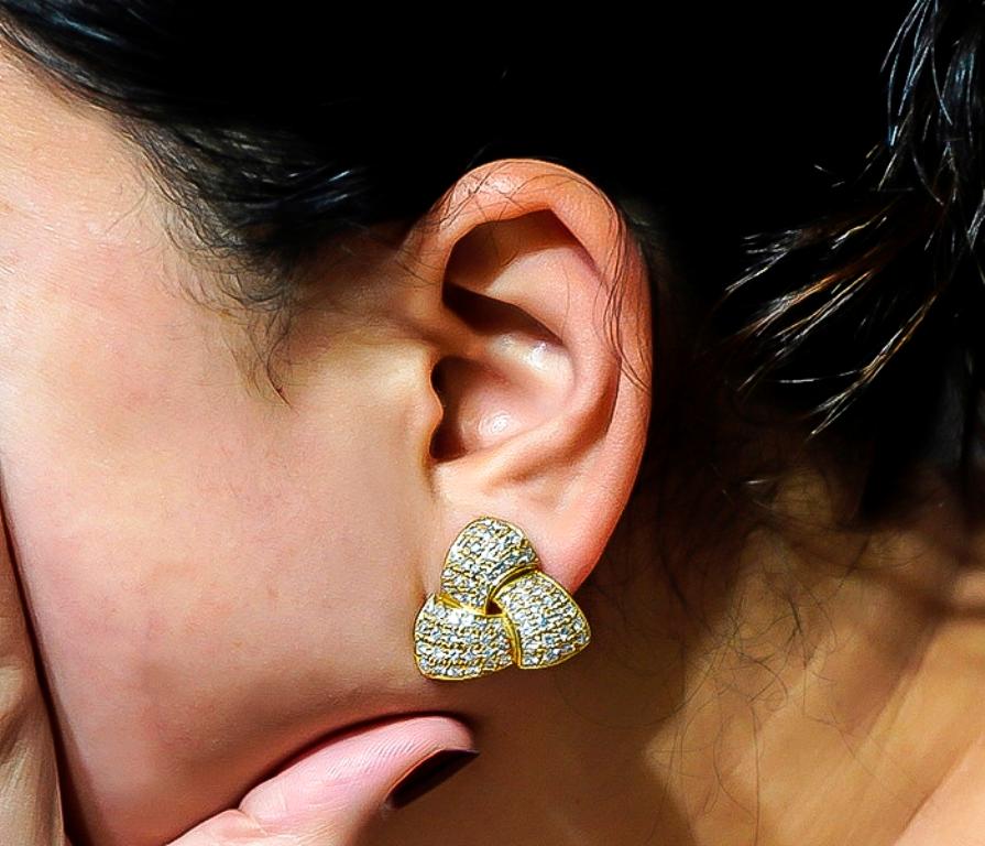 Pendientes de diamantes de oro amarillo de 18 quilates en Bueno Estado en New York, NY