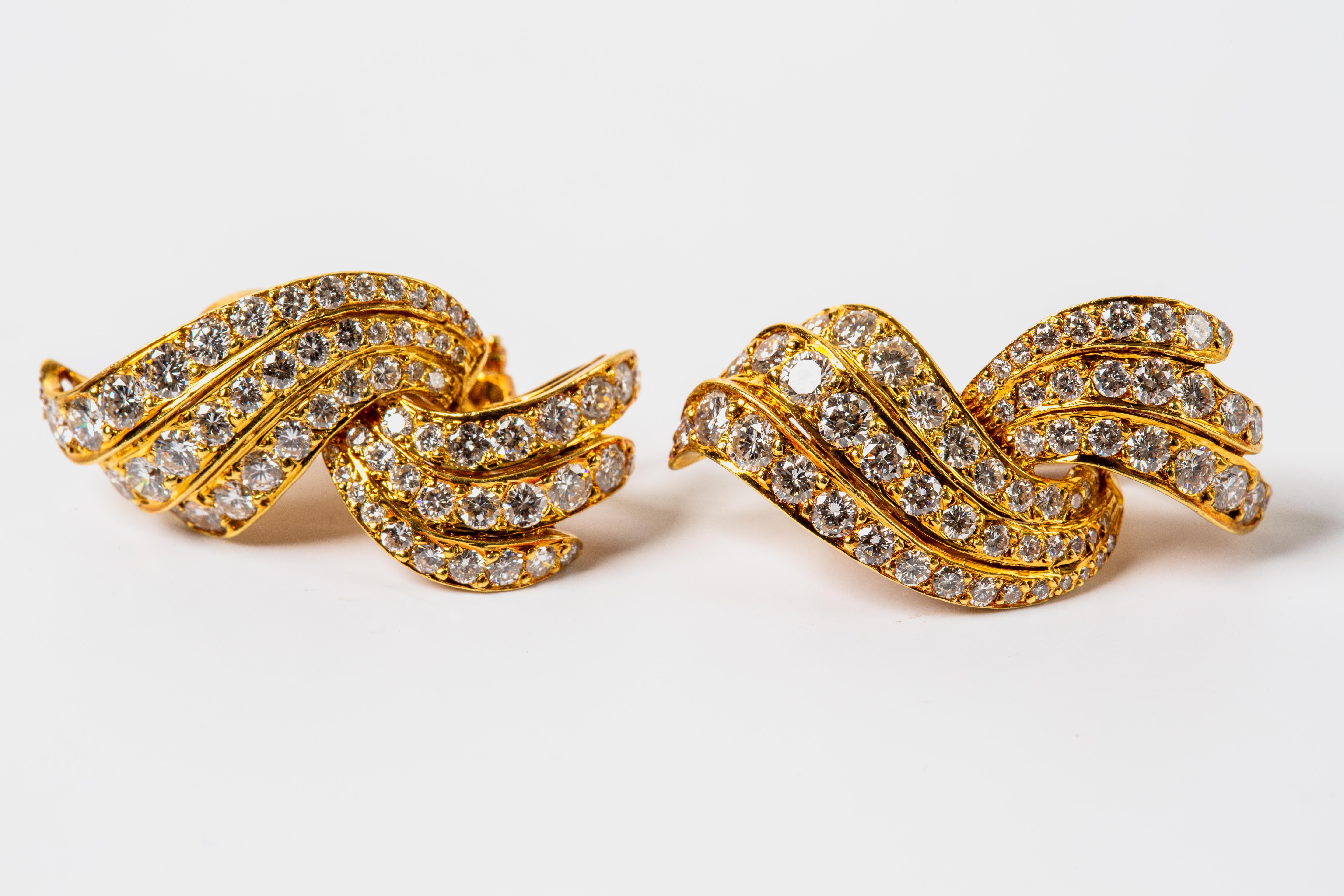 Material: oro Amarillo 18k
Gema: Diamante de 5 quilates de peso total
Color G-H
Claridad VS2-SI1
Peso: 14,9 gramos
Dimensiones: 29 x 13,8 mm
Cierre: Espalda Omega

Impresionantes pendientes giratorios de oro amarillo de 18 quilates adornados con