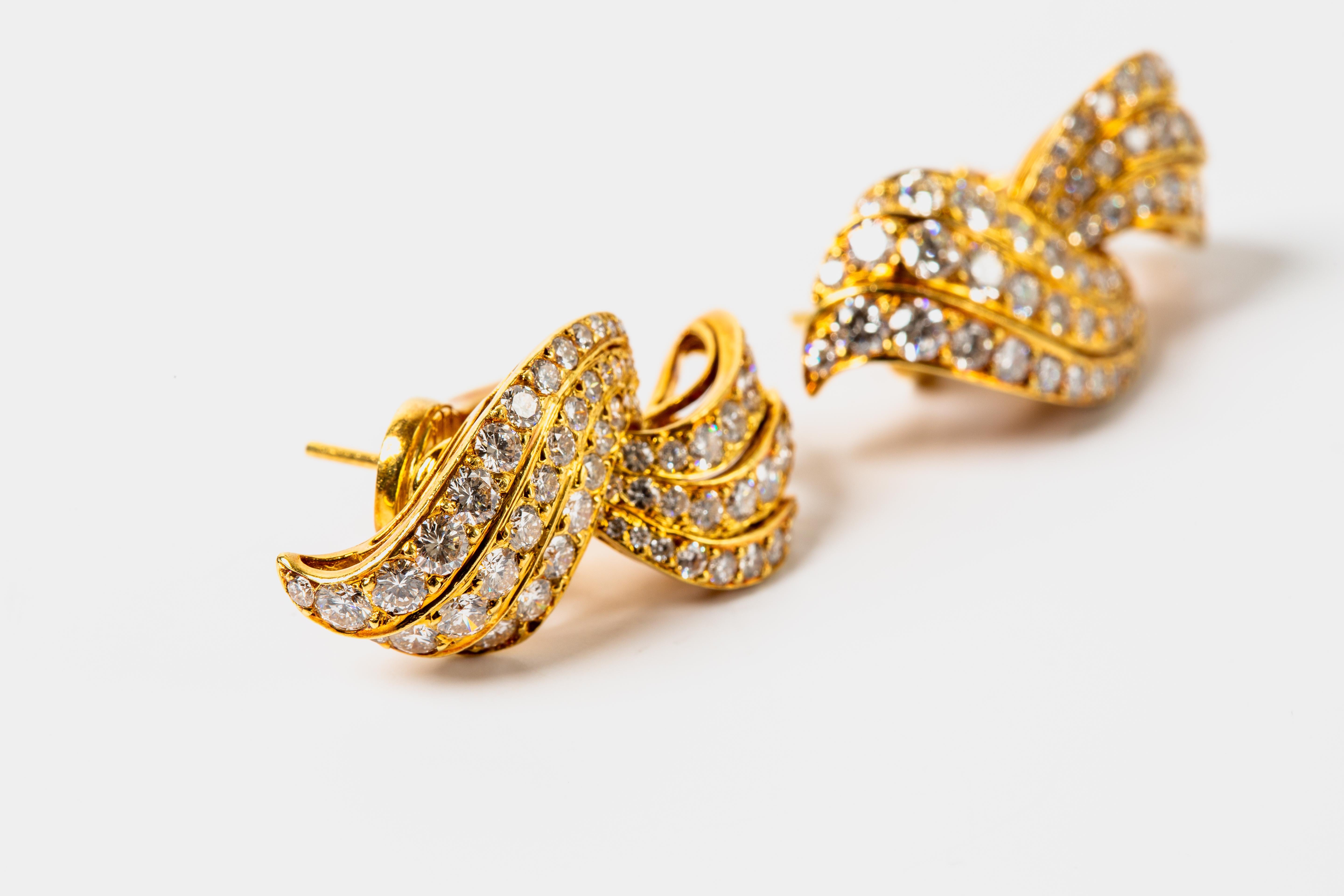 Pendientes de diamantes de oro amarillo de 18k con reverso Omega Corte brillante en venta