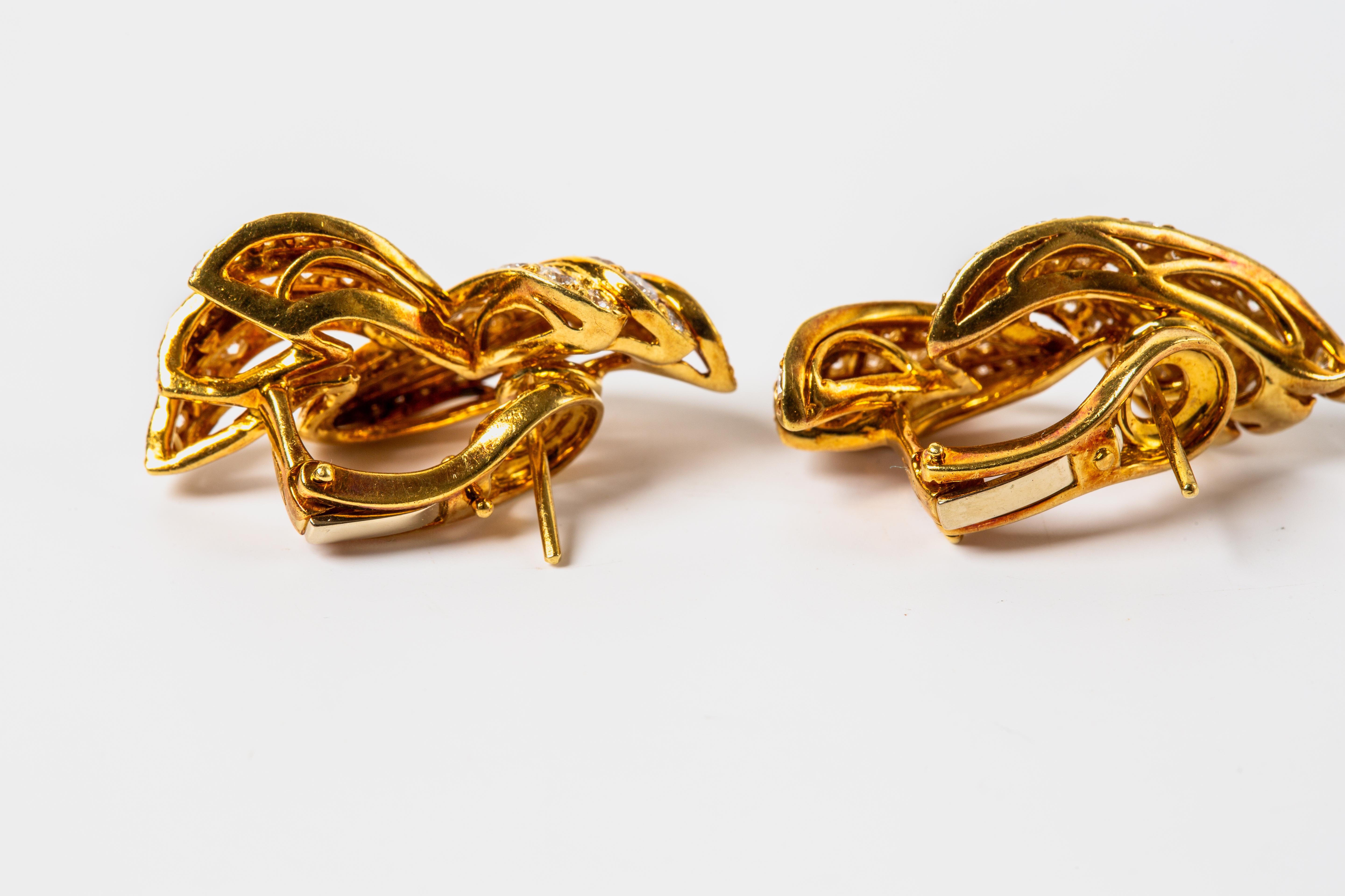 Pendientes de diamantes de oro amarillo de 18k con reverso Omega en Bueno estado para la venta en Bernardsville, NJ