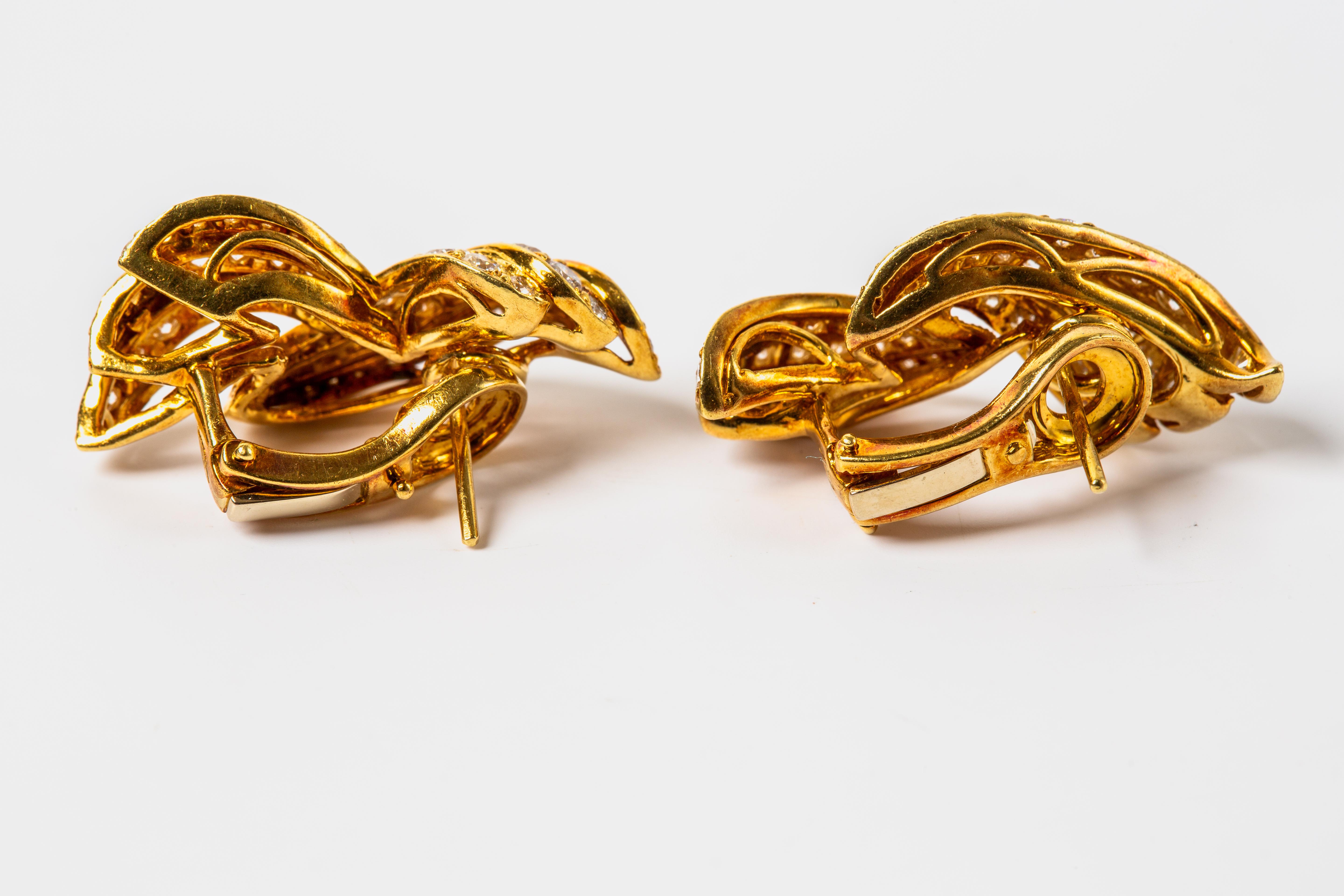 Femenino o masculino Pendientes de diamantes de oro amarillo de 18k con reverso Omega en venta