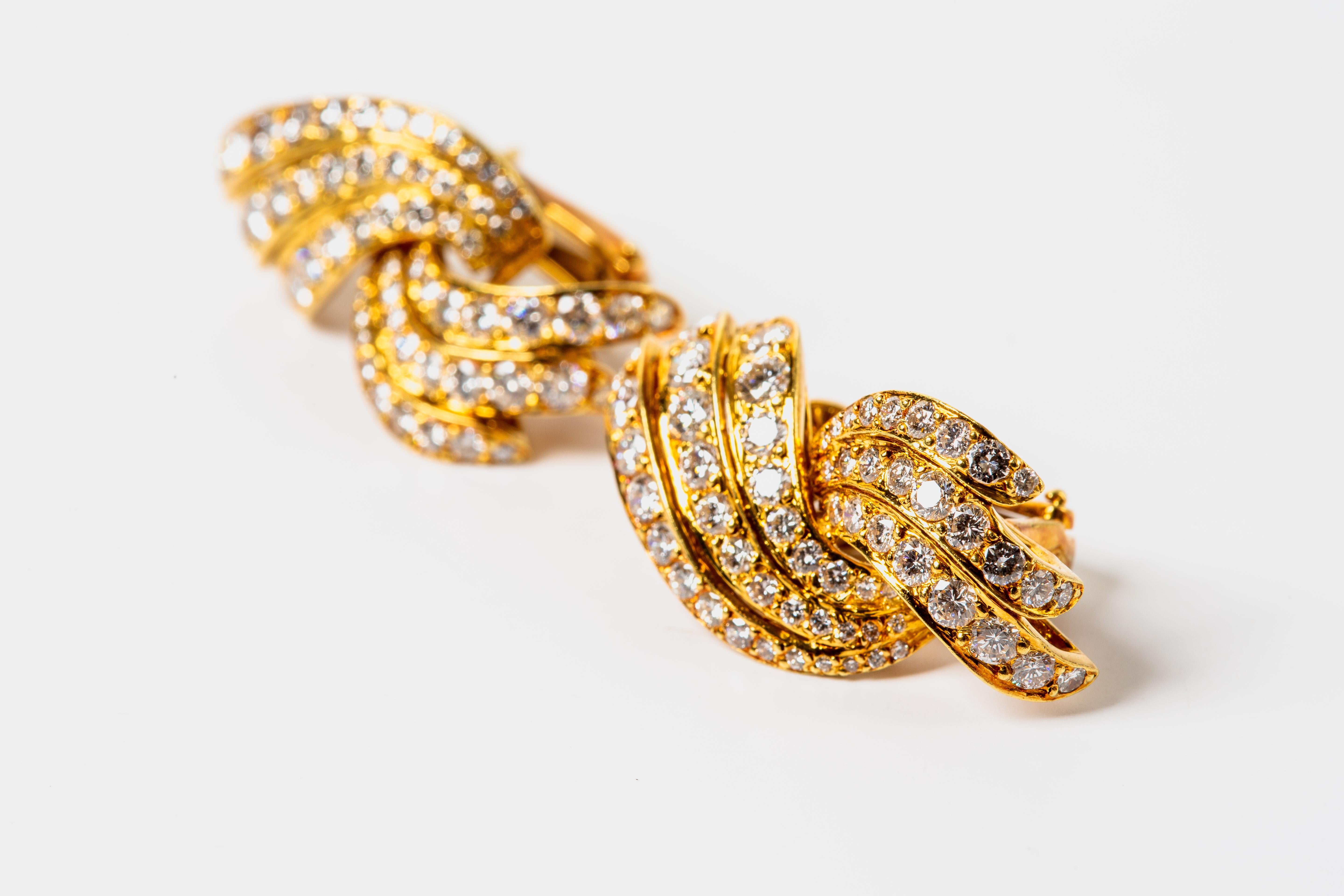 Pendientes de diamantes de oro amarillo de 18k con reverso Omega en venta 1