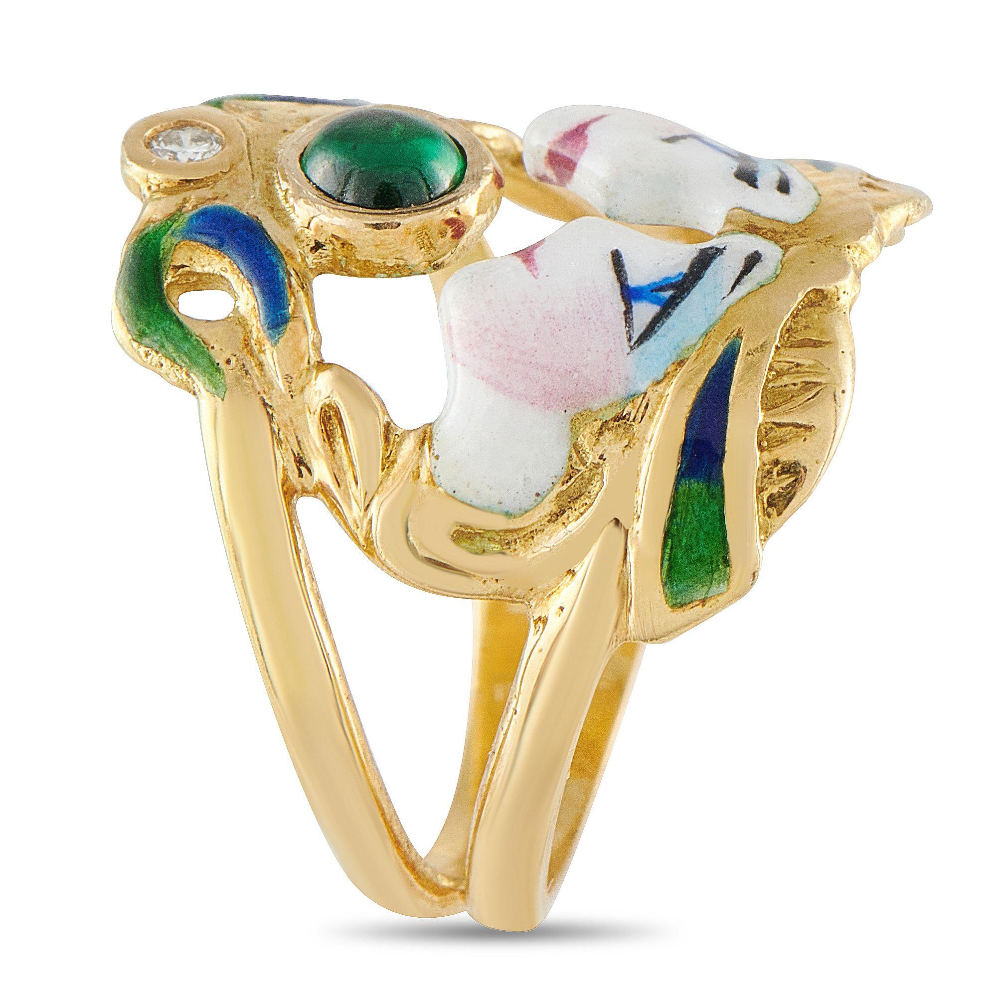 S'inspirant profondément de l'Art nouveau, cette bague en or jaune présente deux visages féminins sculptés de profil, se faisant face sur un anneau fendu effilé. Les lignes fluides font écho au mouvement et à l'élégance de l'époque, tandis que de