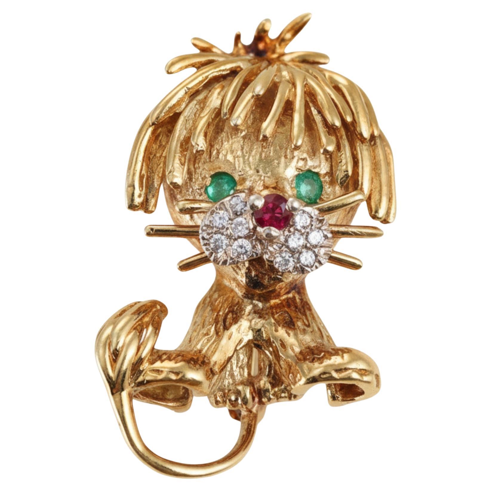 Broche de león de oro amarillo de 18 quilates con diamantes, esmeraldas y rubíes 1,30 pulgadas