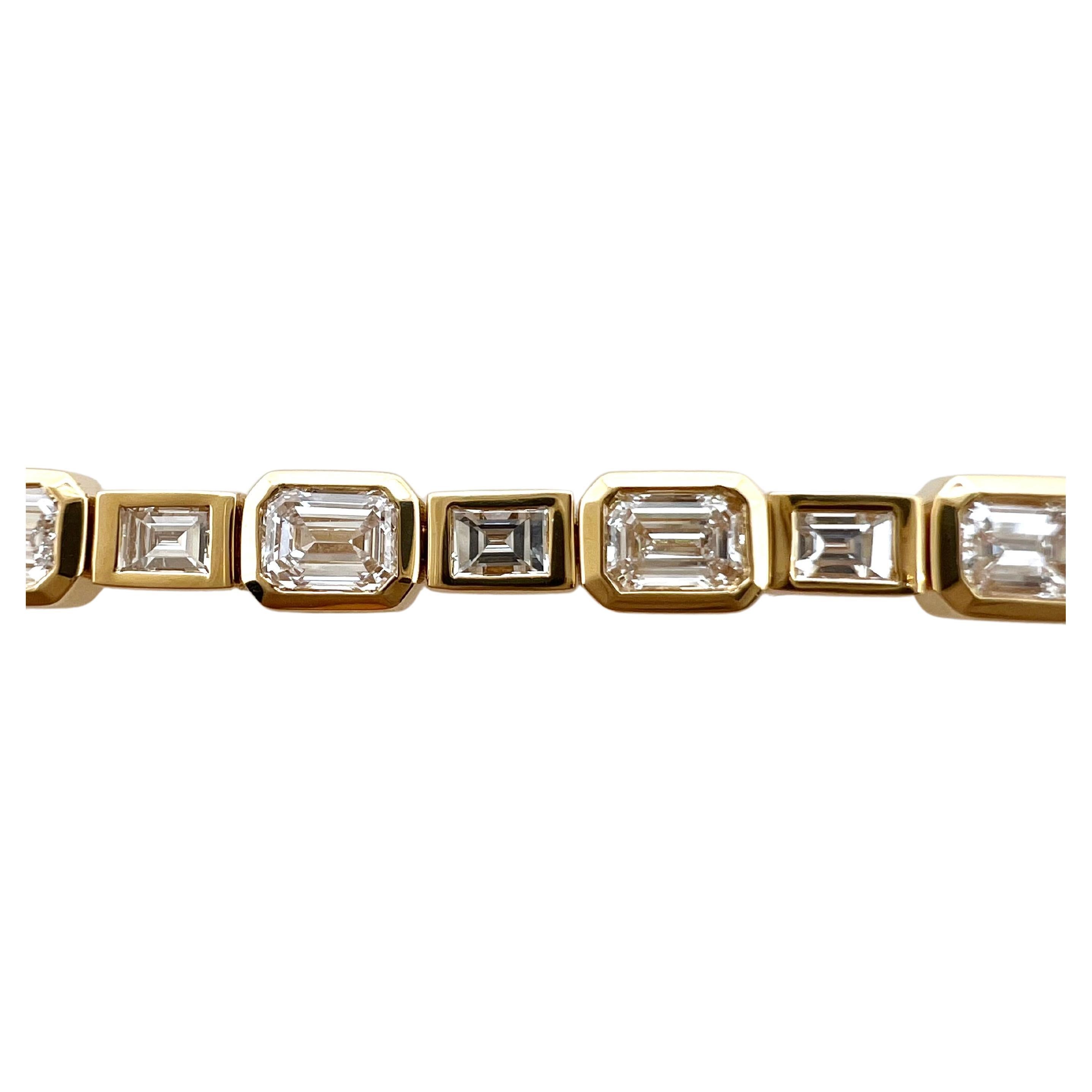Contemporary 18k Yellow Gold Diamond Emerald Cut and Baguette Tennis Bracelet For Sale