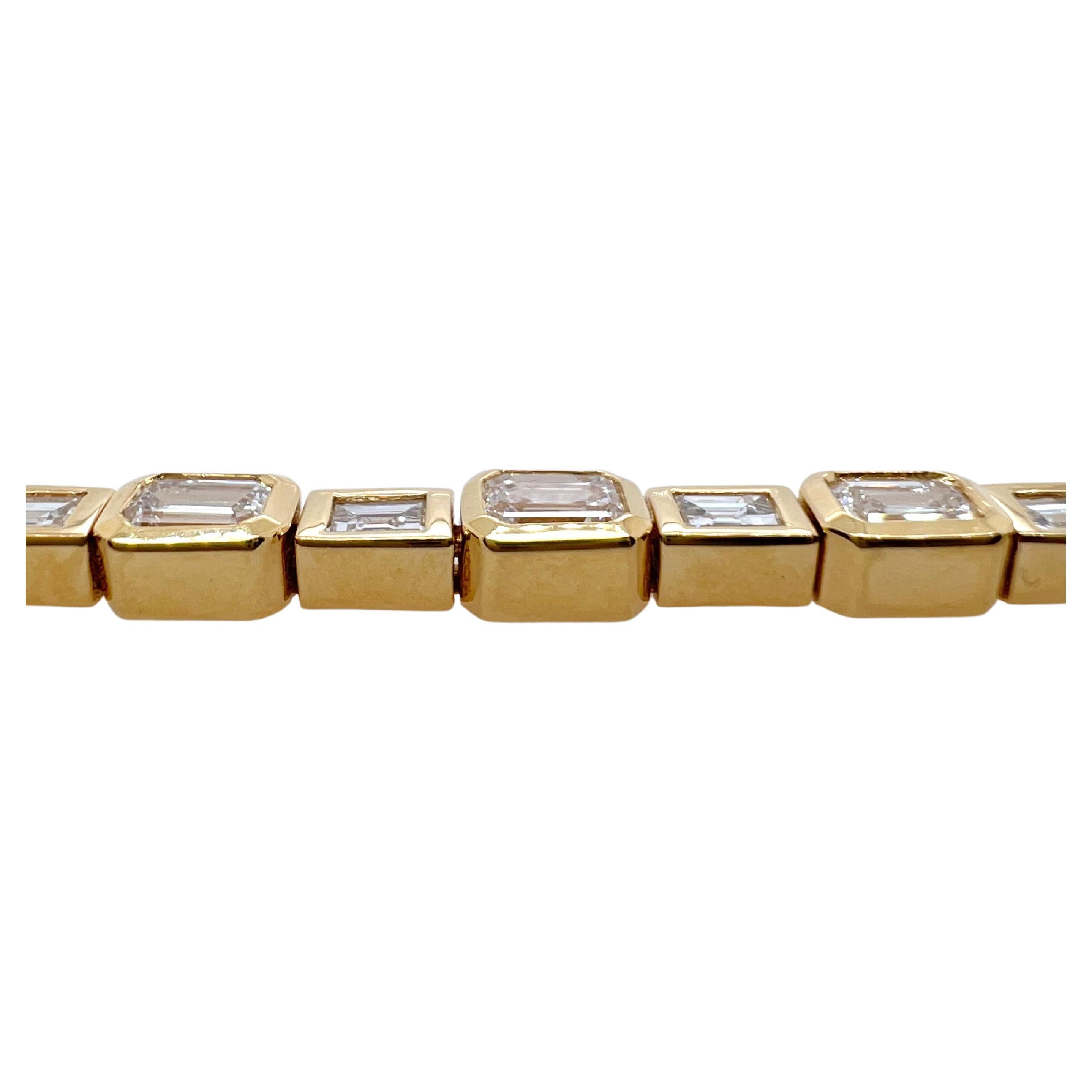 18 Karat Gelbgold Diamant-Tennisarmband mit Smaragdschliff und Baguette-Diamant für Damen oder Herren im Angebot