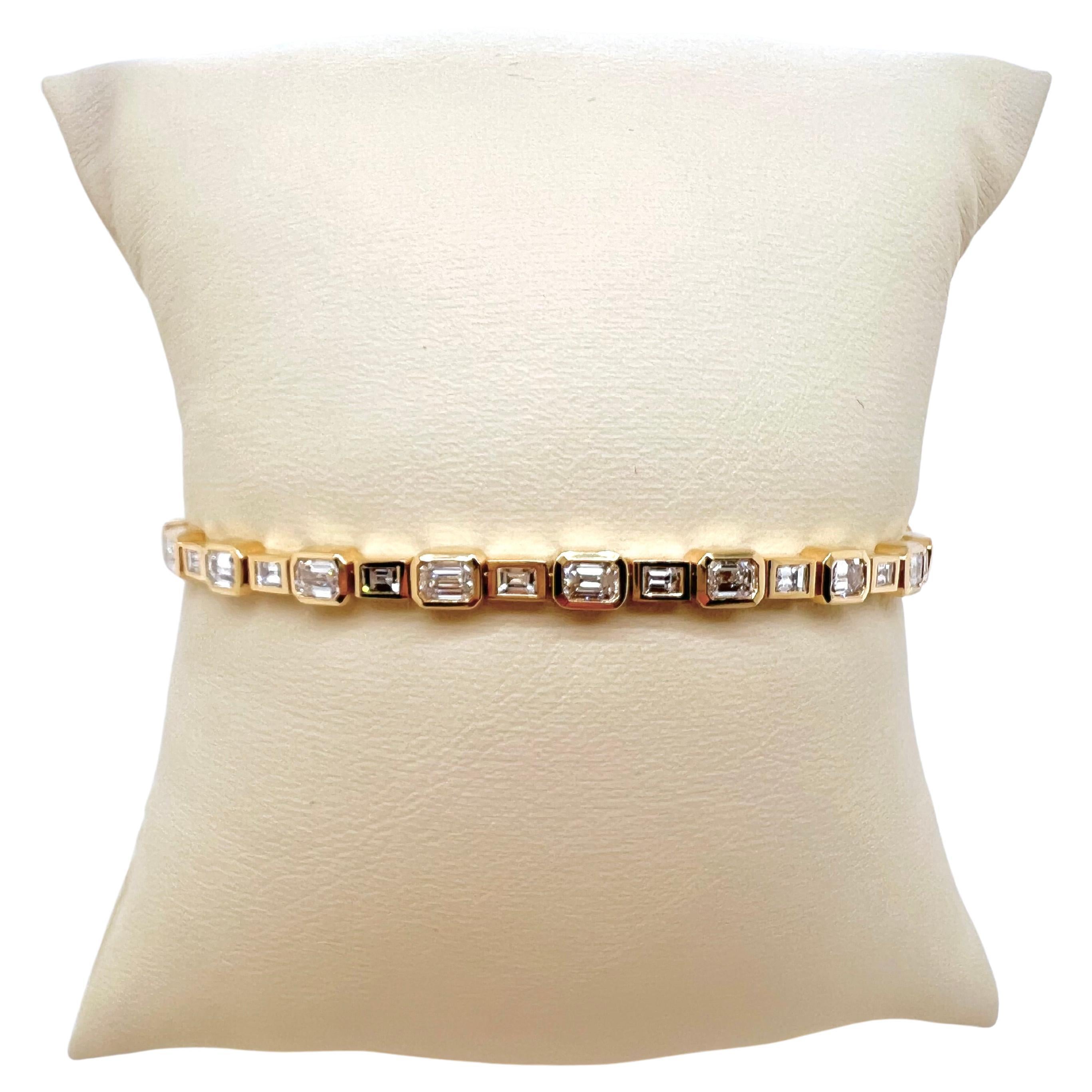 18k Yellow Gold Diamond Emerald Cut and Baguette Tennis Bracelet For Sale 2