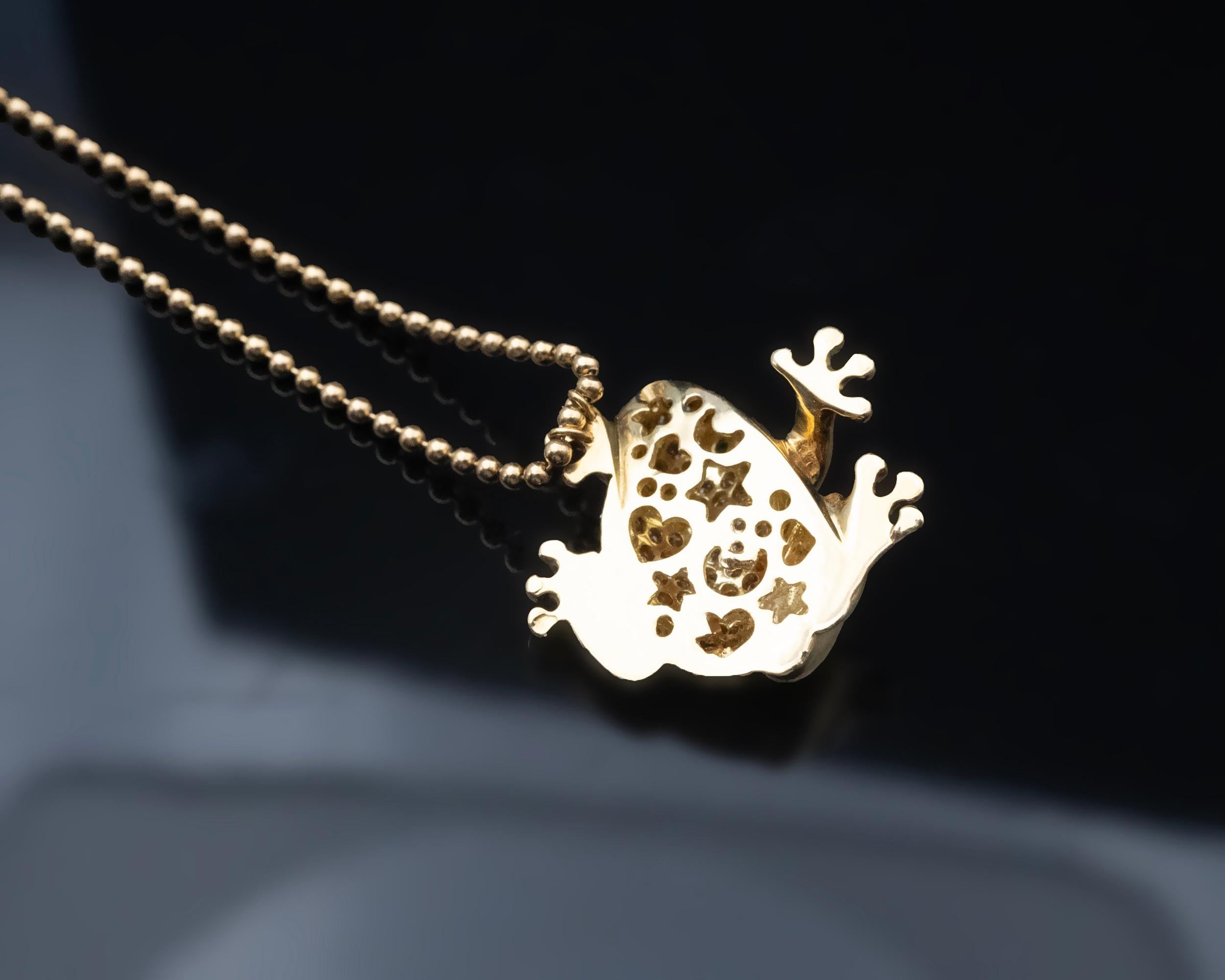 Brilliant Cut 18K Yellow Gold Diamond & Emerald Frog Pendant – Animal Jewelry For Sale