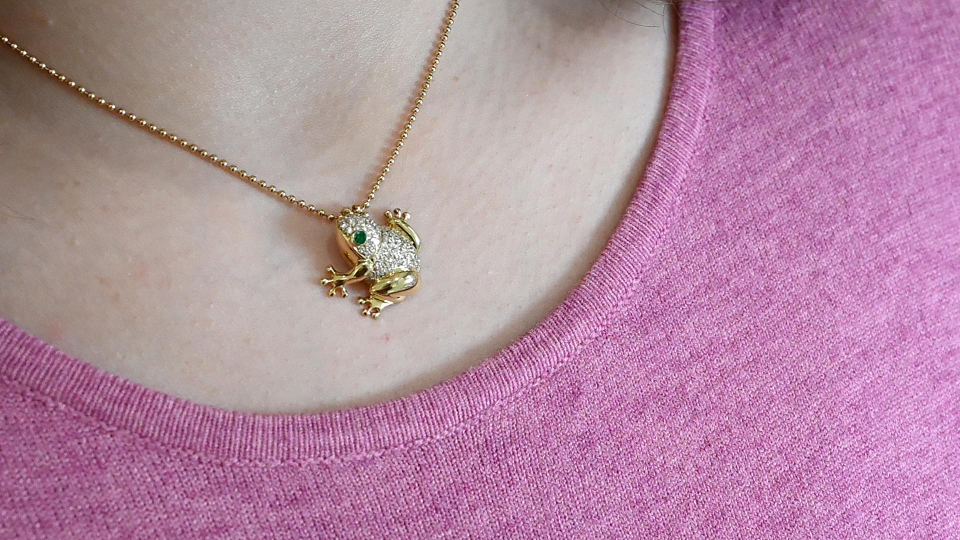 Women's 18K Yellow Gold Diamond & Emerald Frog Pendant – Animal Jewelry For Sale