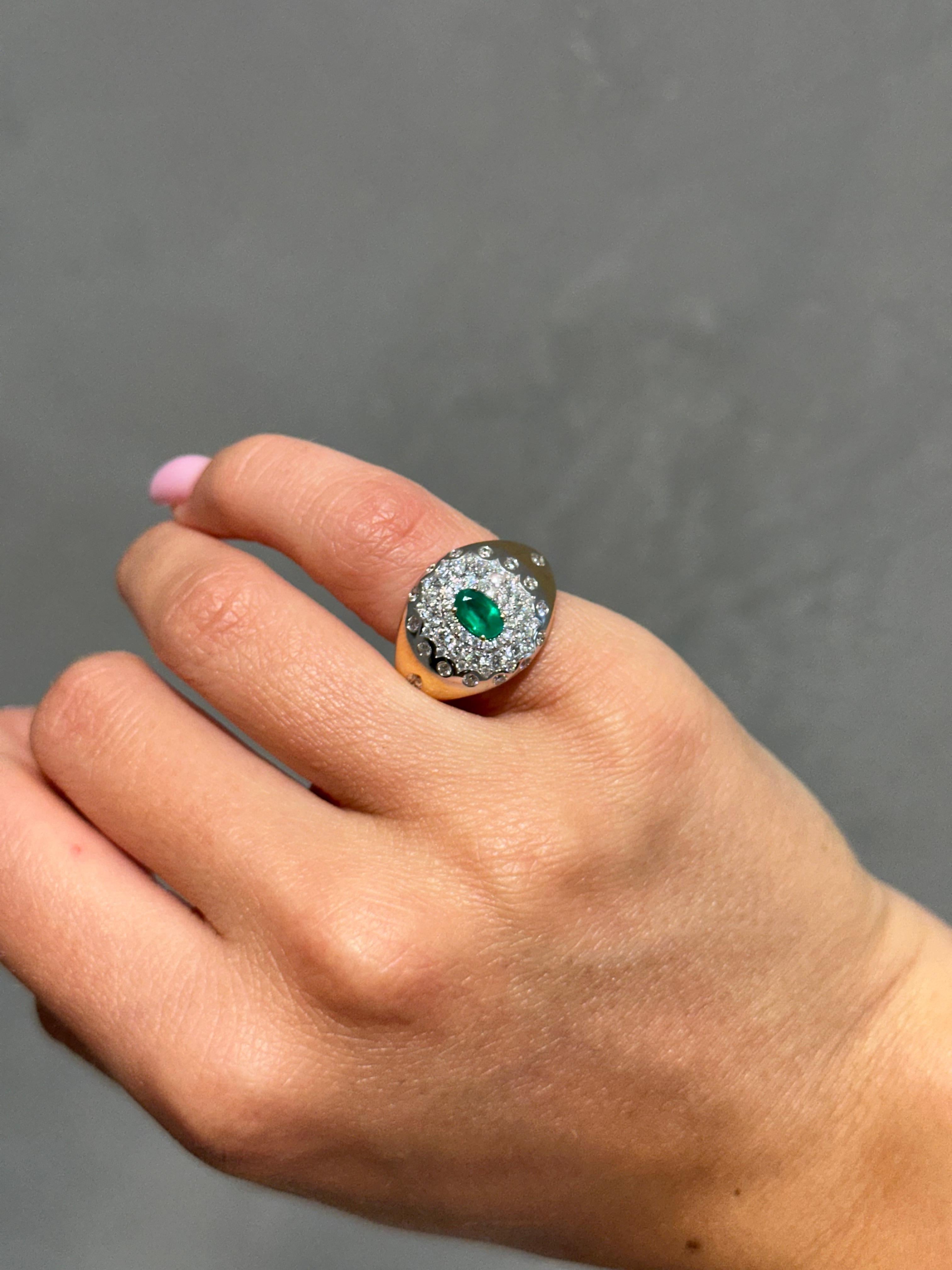 En vente :  Bague en or jaune 18K avec diamant et émeraude 4