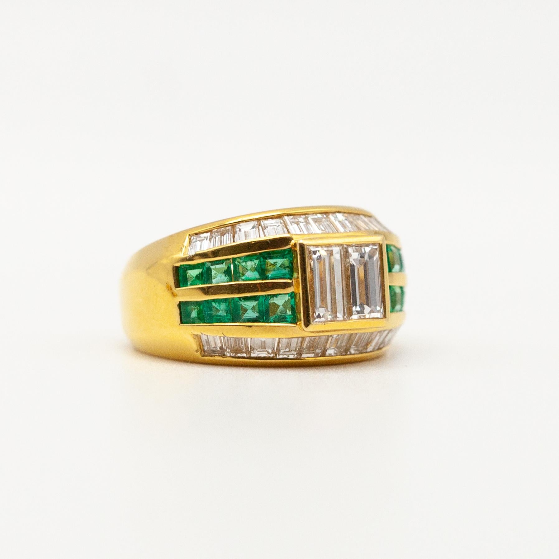 18K Gelbgold Diamant Smaragd Ring (Baguetteschliff) im Angebot