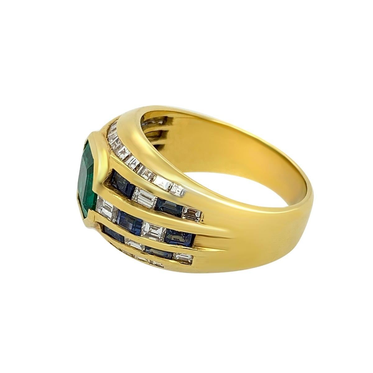 18 Karat Yellow Gold Diamond Emerald and Sapphire Ring In Excellent Condition For Sale In New York, NY