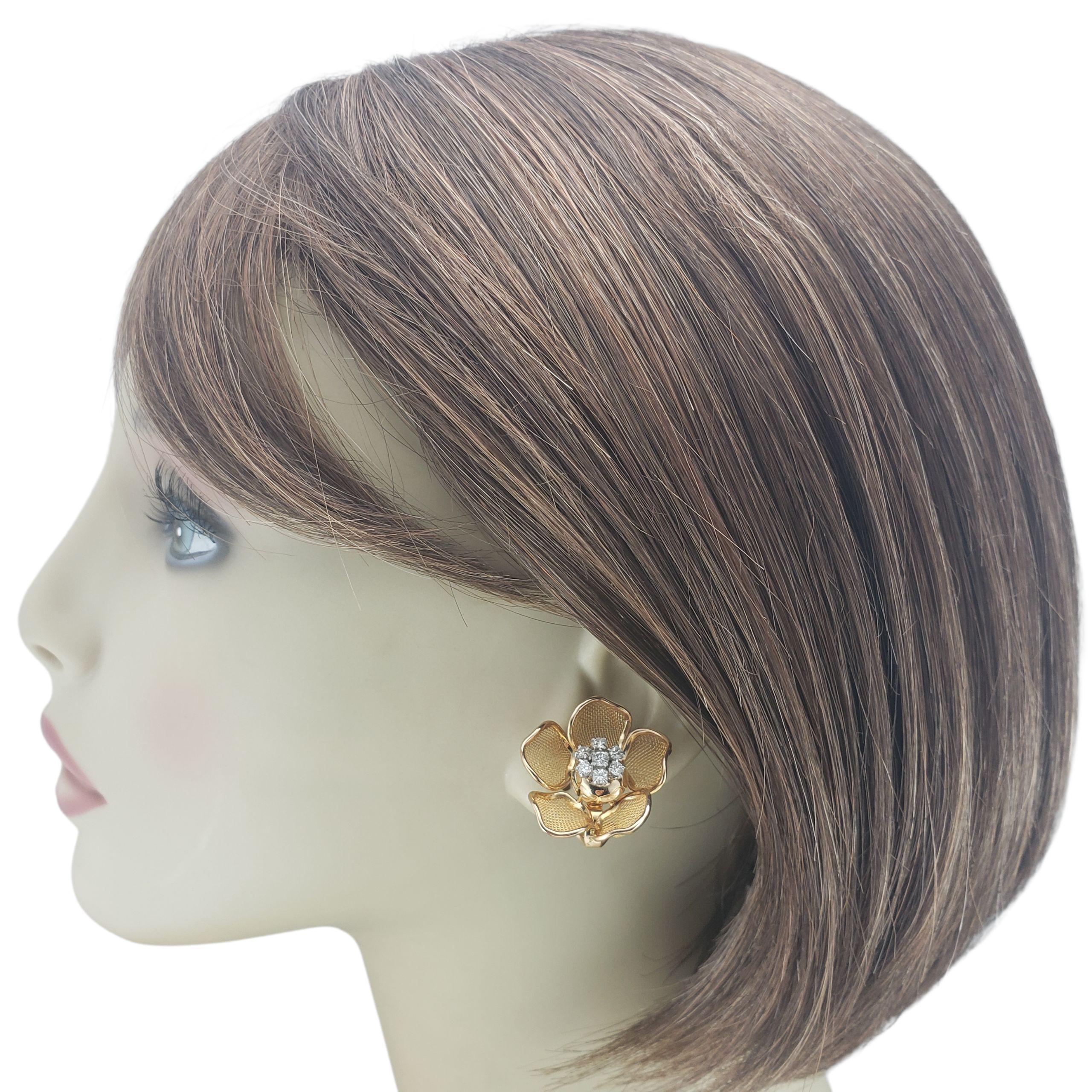 Donna Orecchini a fiore con diamante 