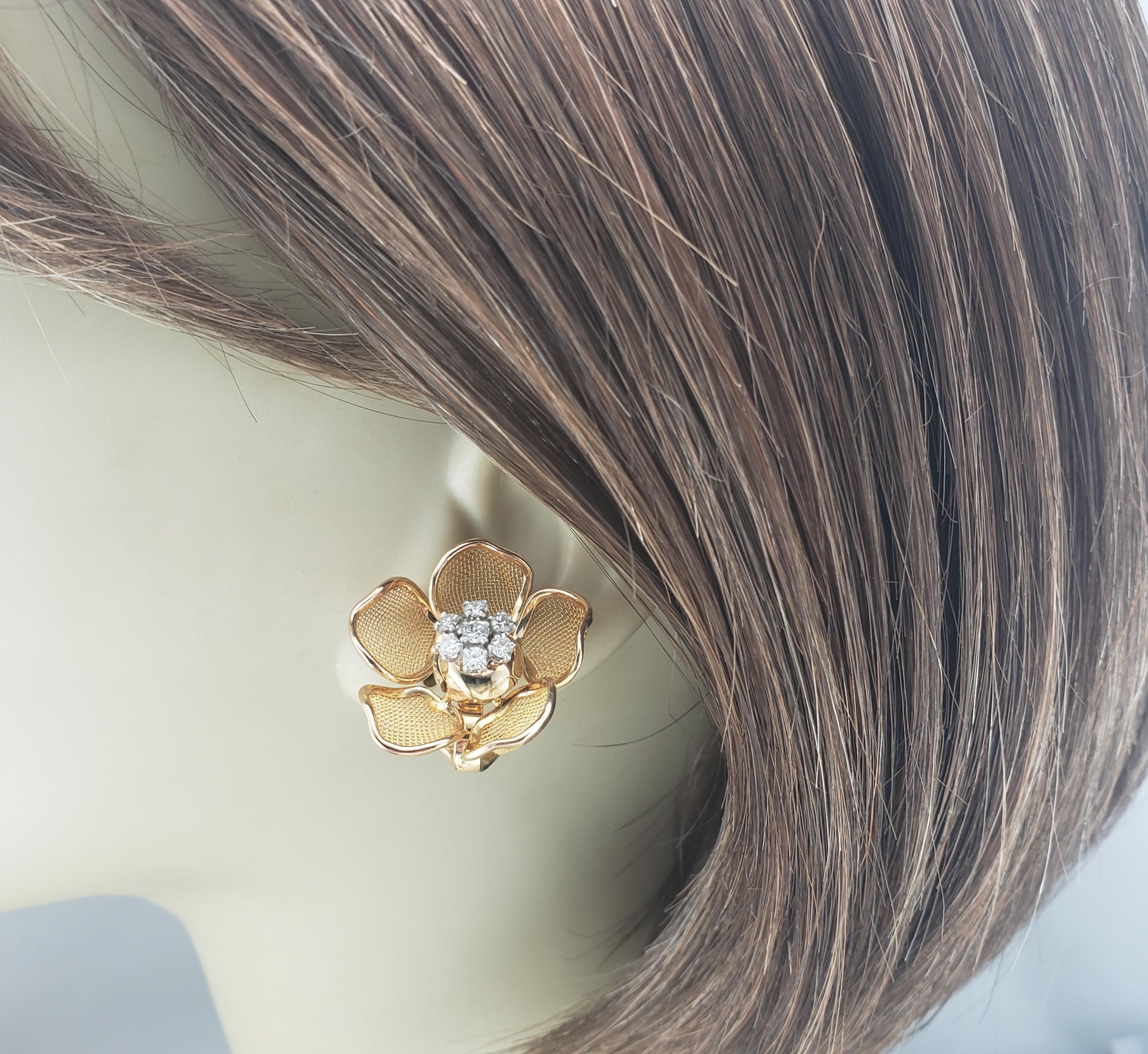 Orecchini a fiore con diamante 