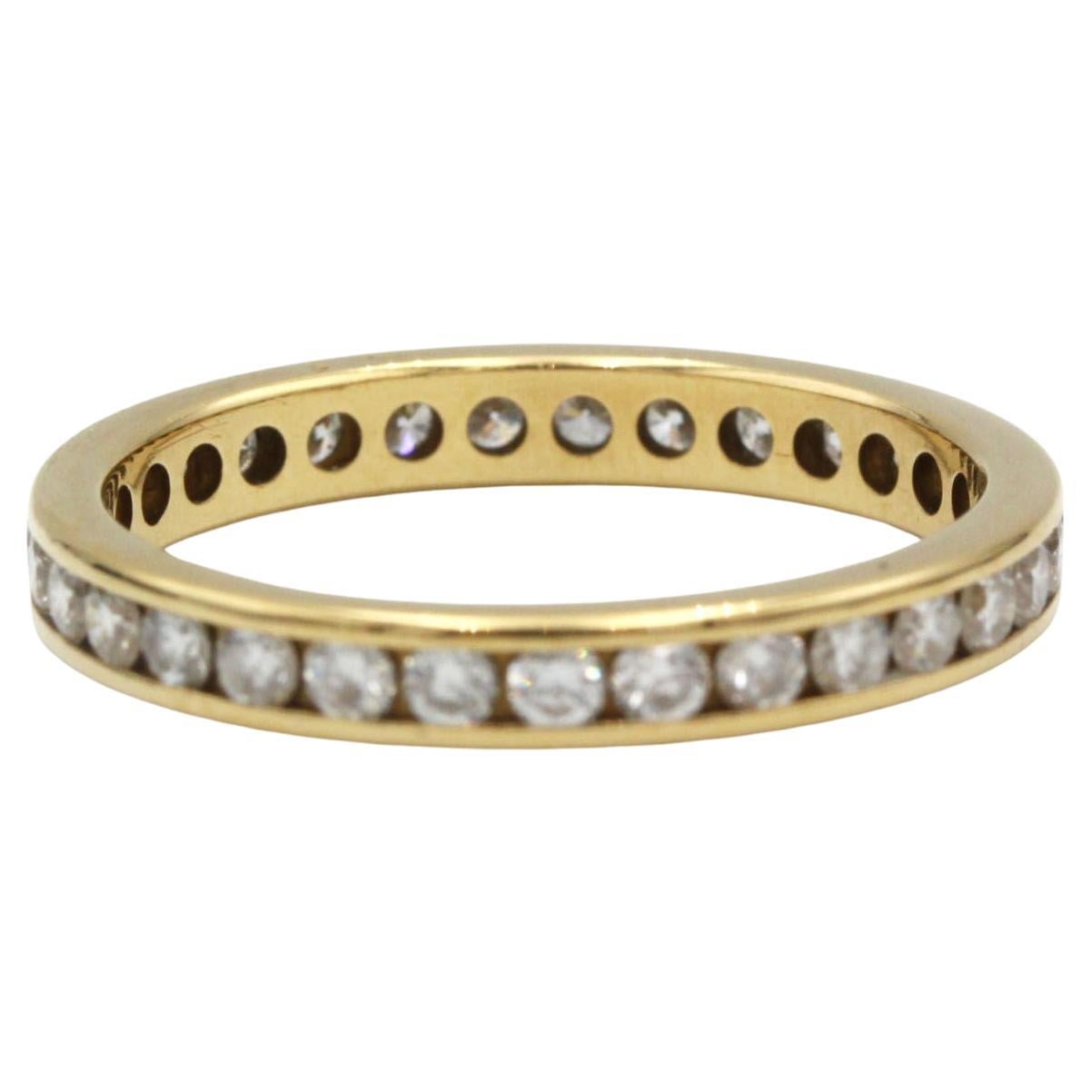 Une alliance raffinée en or jaune 18K (750‰) méticuleusement sertie de 31 diamants ronds de taille brillant, totalisant environ 0,60 carat de couleur H et de pureté SI. Inspiré de la tradition des bagues d'éternité, ce bracelet classique présente un