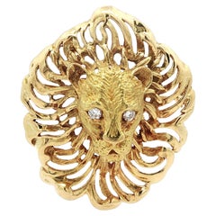 Pendentif tête de lion en or jaune 18k avec yeux en diamant