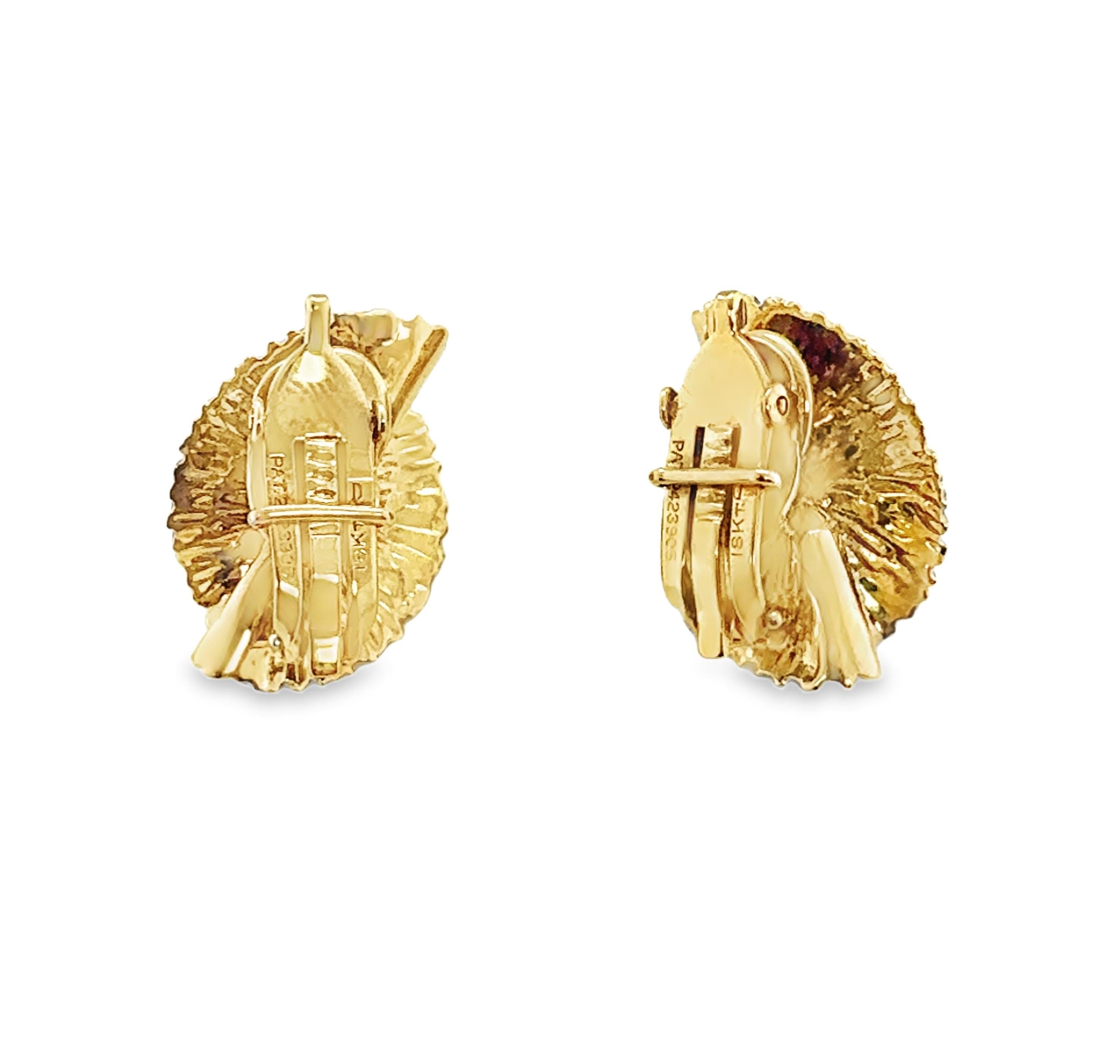 Cette magnifique paire de clips d'oreilles en or jaune 18 carats à motif d'éventail capture l'élégance des années 1960 avec une finition en or texturé distinctive et un design gracieux. Chaque boucle d'oreille est ornée d'un seul diamant rond de