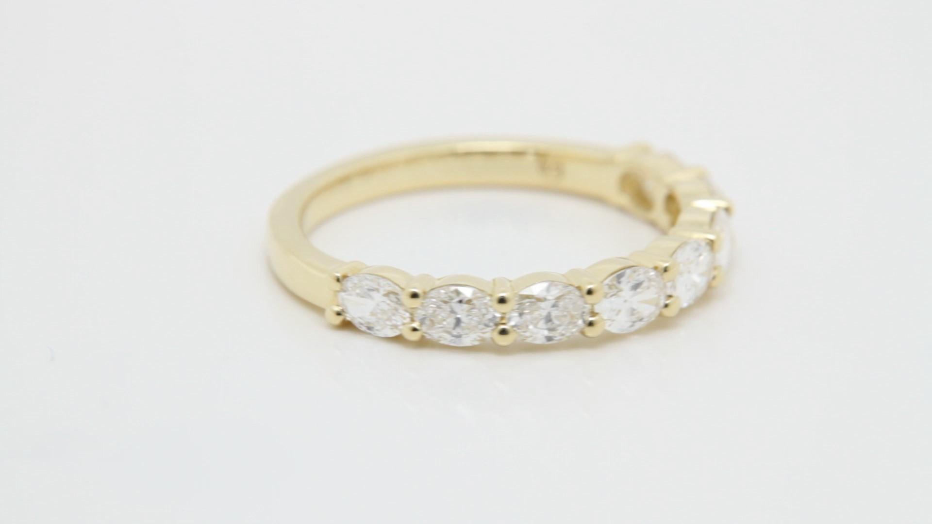 Moderne Jonc en or jaune 18K avec diamant fantaisie - Ovale Est-Ouest à branches partagées en vente