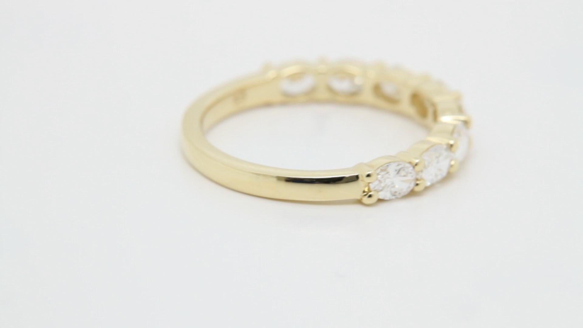 Jonc en or jaune 18K avec diamant fantaisie - Ovale Est-Ouest à branches partagées Neuf - En vente à Hong Kong, HK