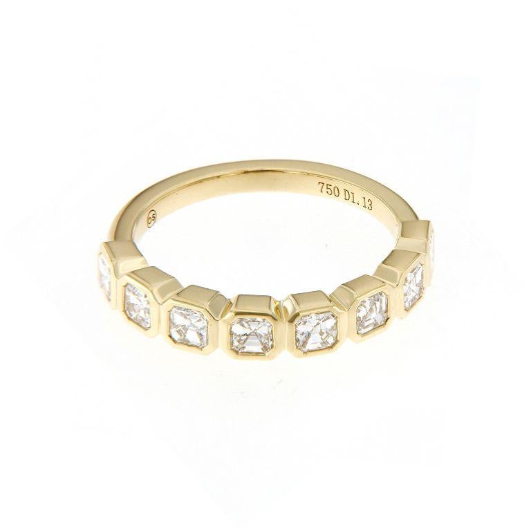 18K Yellow Gold Diamond Fancy Wedding Band - Square Emerald (Bezel) East-West (Smaragdschliff) im Angebot