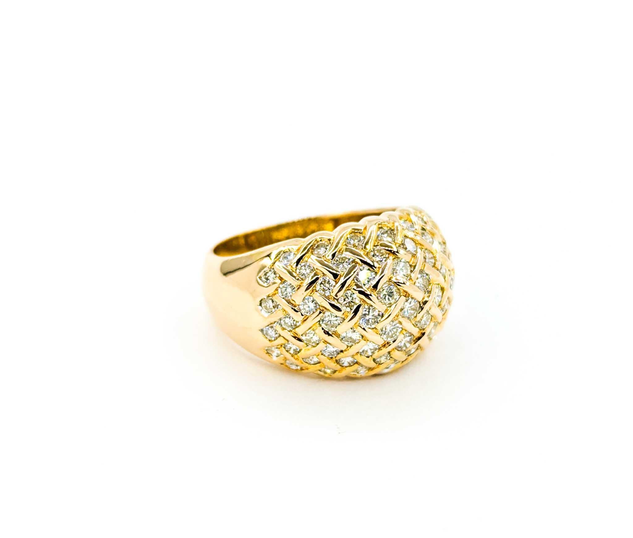 Anello fashion con diamanti in oro giallo 18 carati con design unico a croce e diamanti da 1,00 ct.

Ti presentiamo il nostro splendido anello fashion con diamante, meticolosamente realizzato in oro giallo 18 carati. Questo affascinante pezzo
