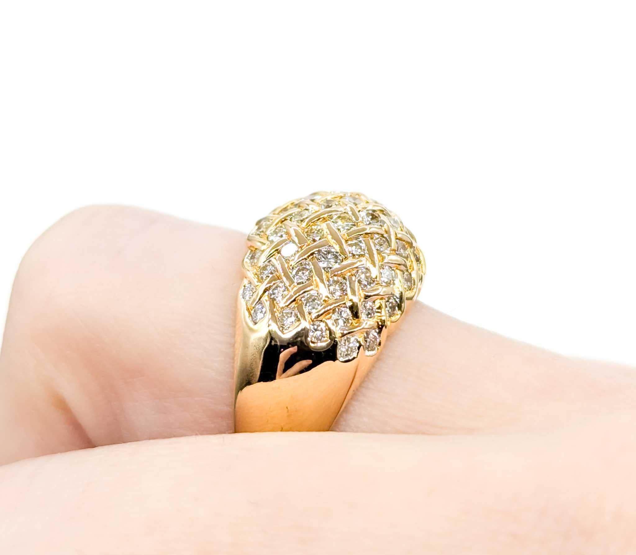 Taglio rotondo Anello moda con diamante in oro giallo 18 carati in vendita