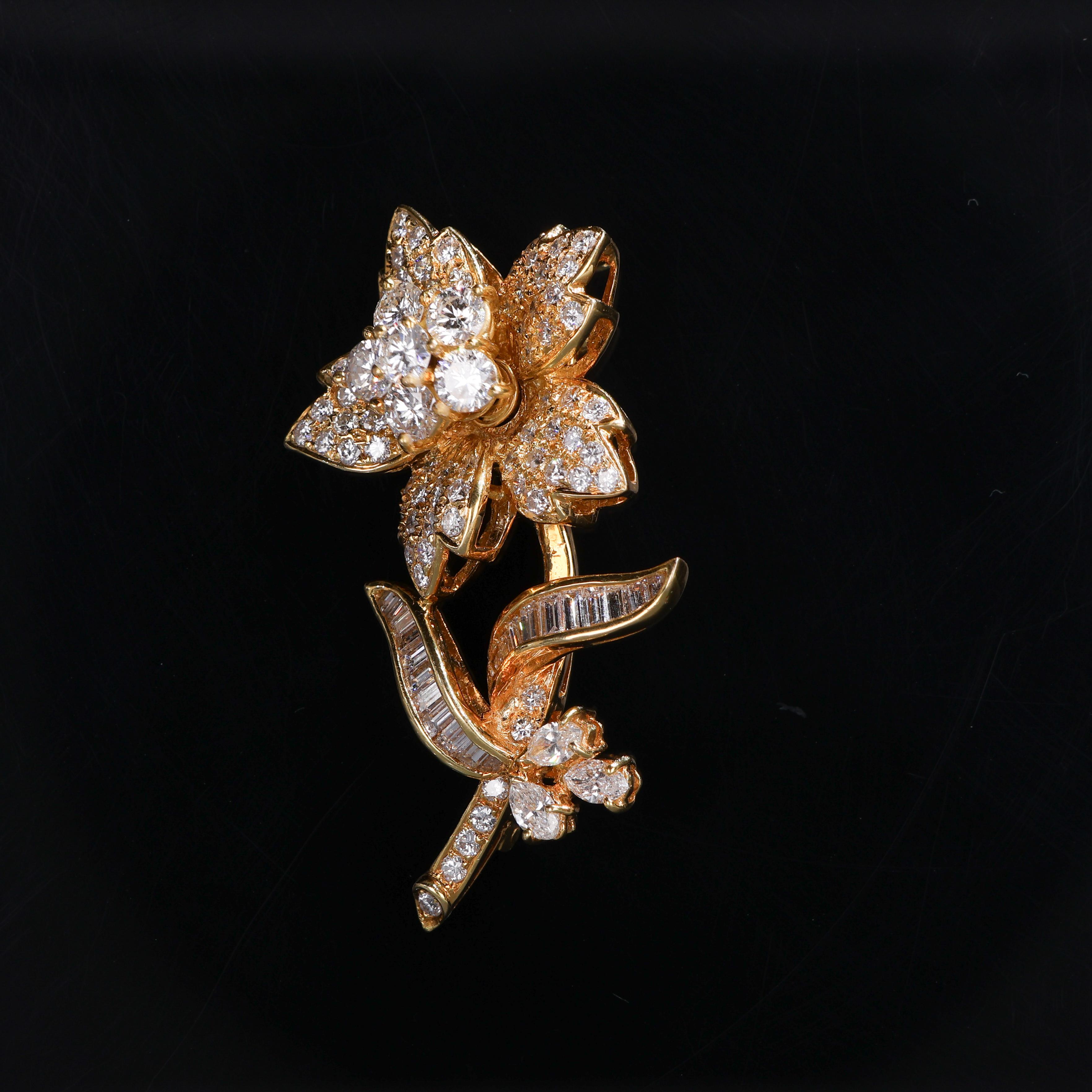 Brilliant Cut 18k Yellow Gold Diamond Flower Brooch For Sale