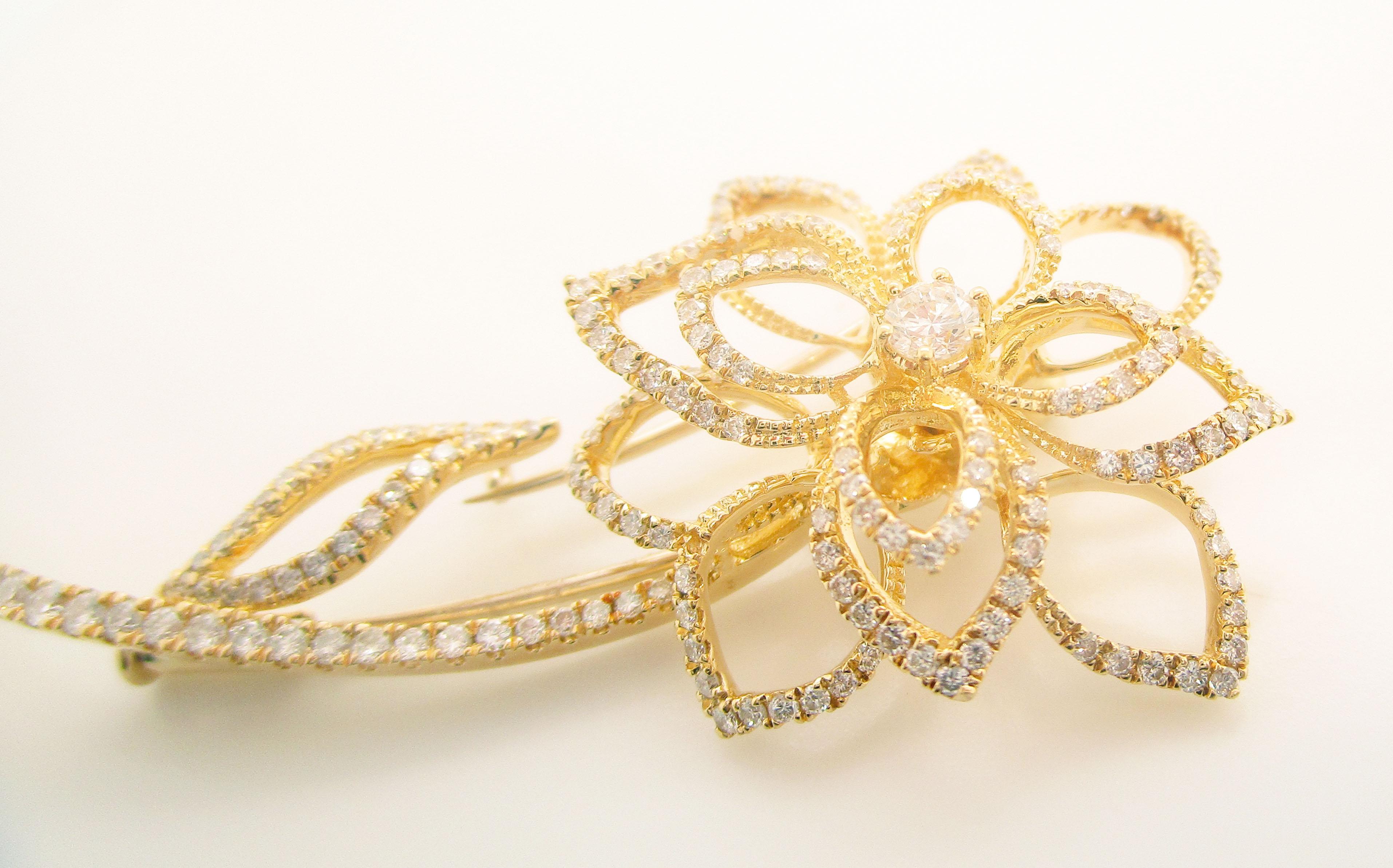 Modern 18 Karat Yellow Gold Diamond Flower Brooch For Sale